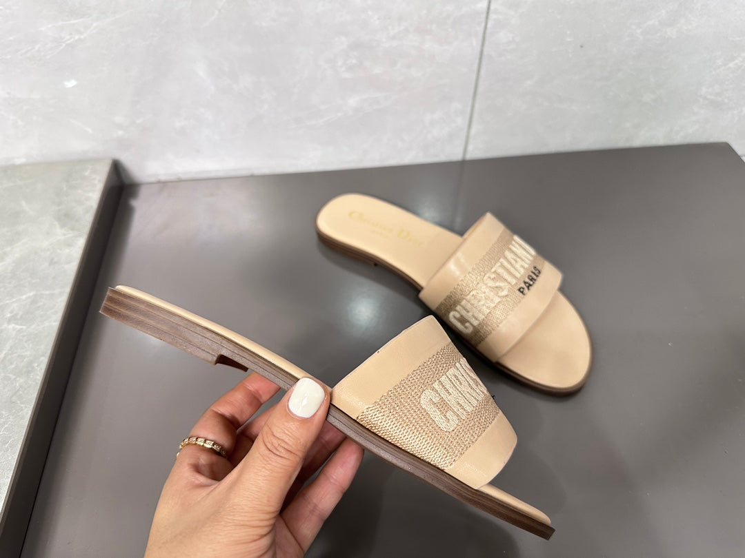 14D32ZDE Stylish slippers