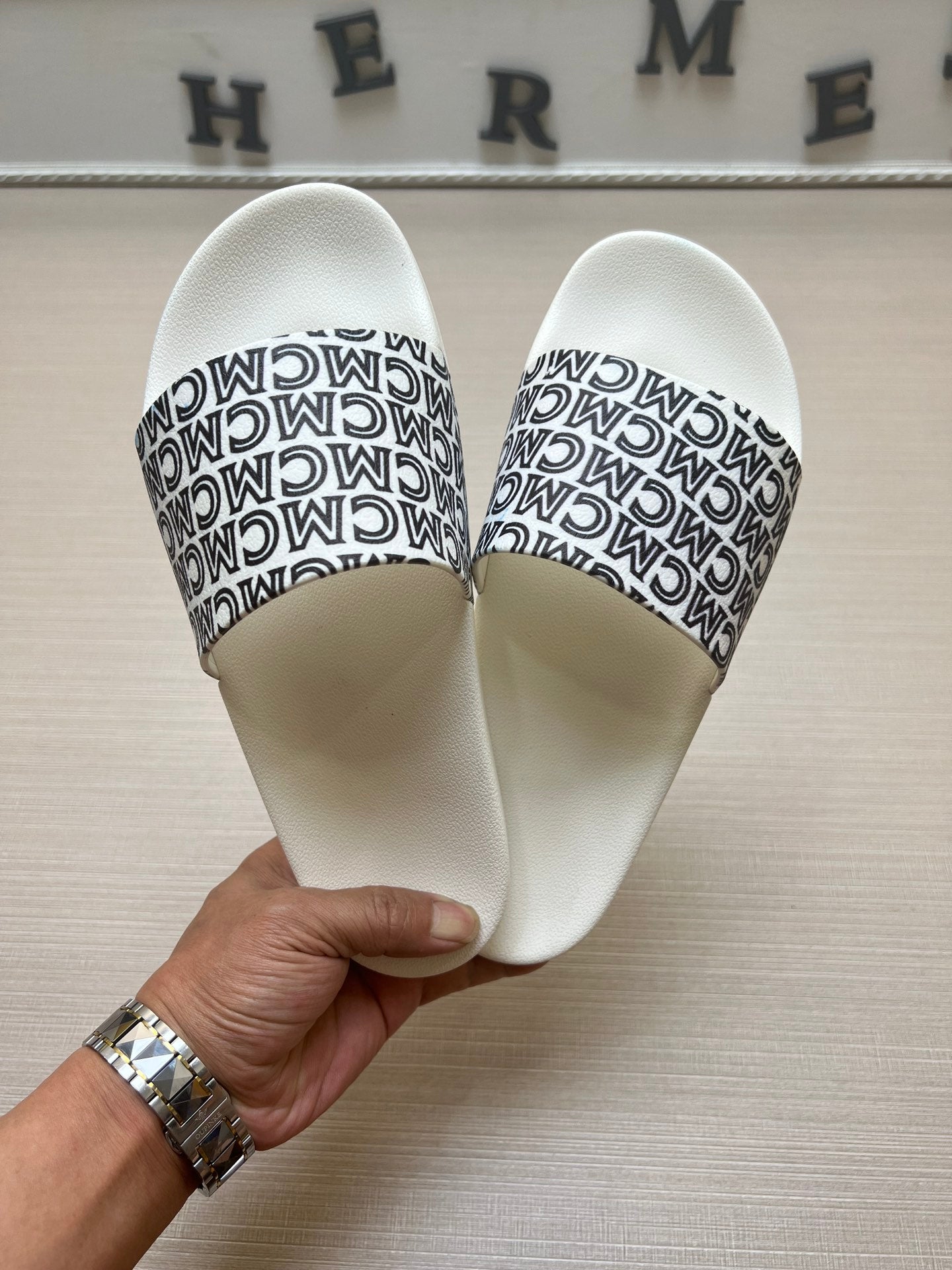 54M45ZDE Stylish slippers