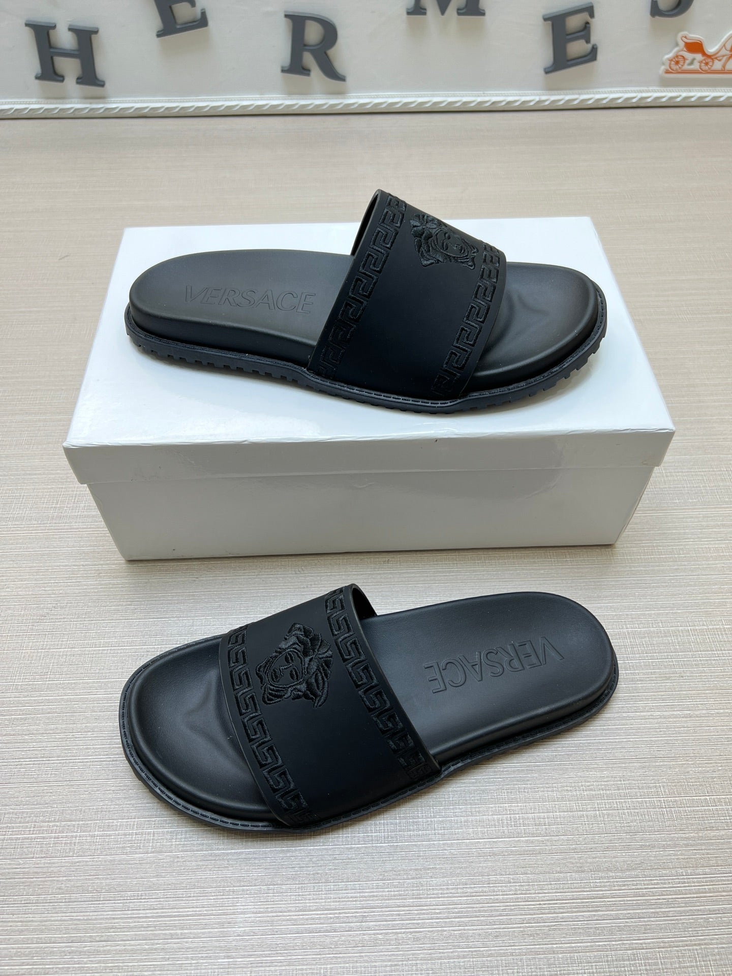 54V53ZDE Stylish slippers