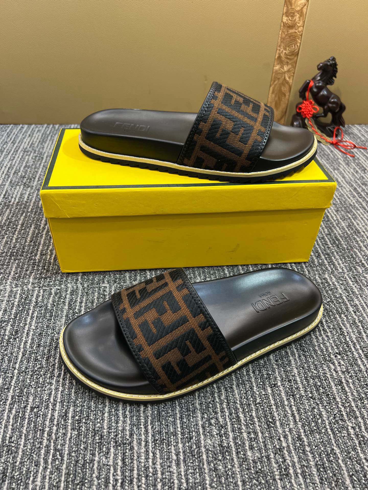 5XF105ZDE Stylish Slippers