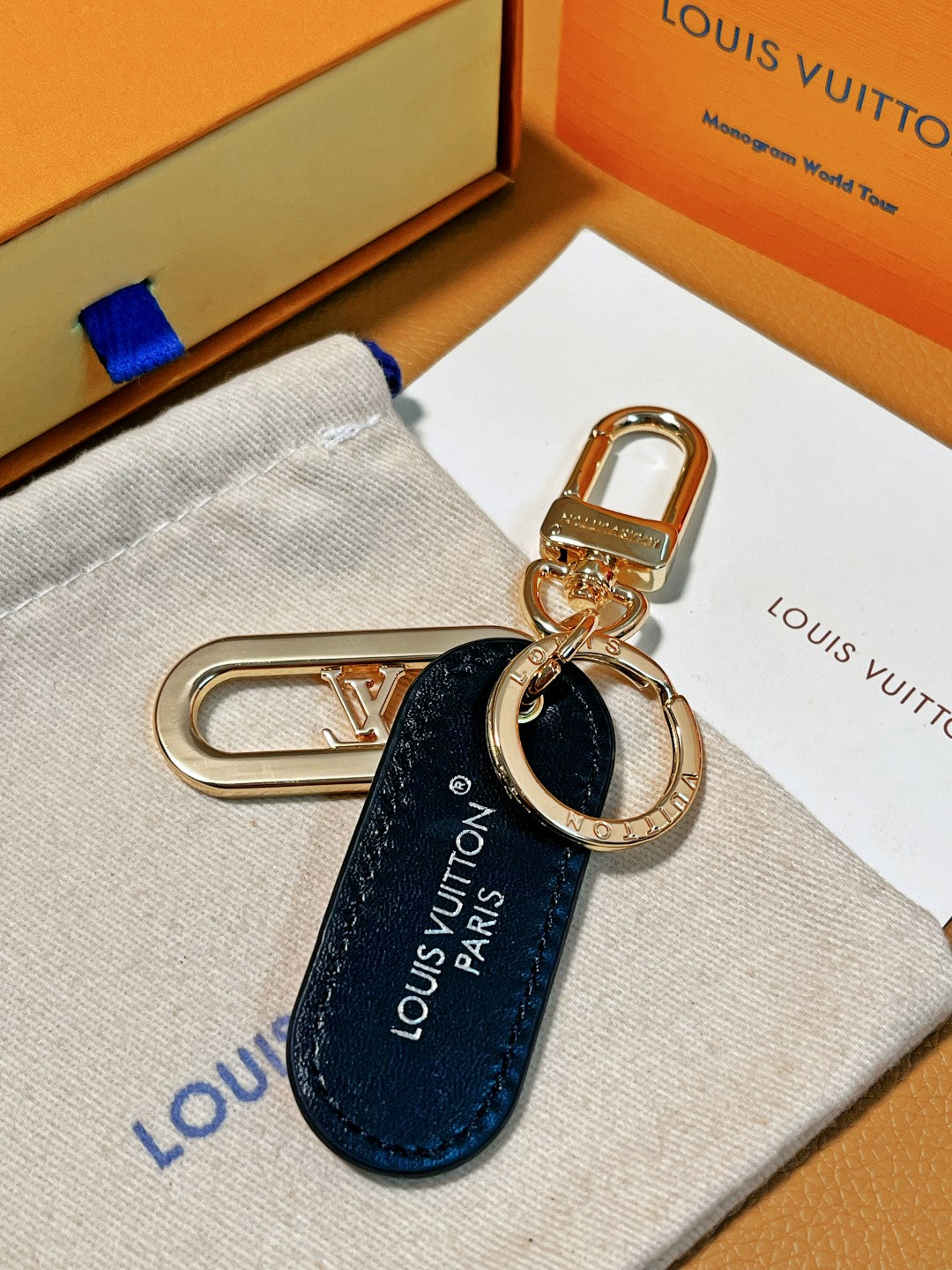 14E61ADE Stylish key closure
