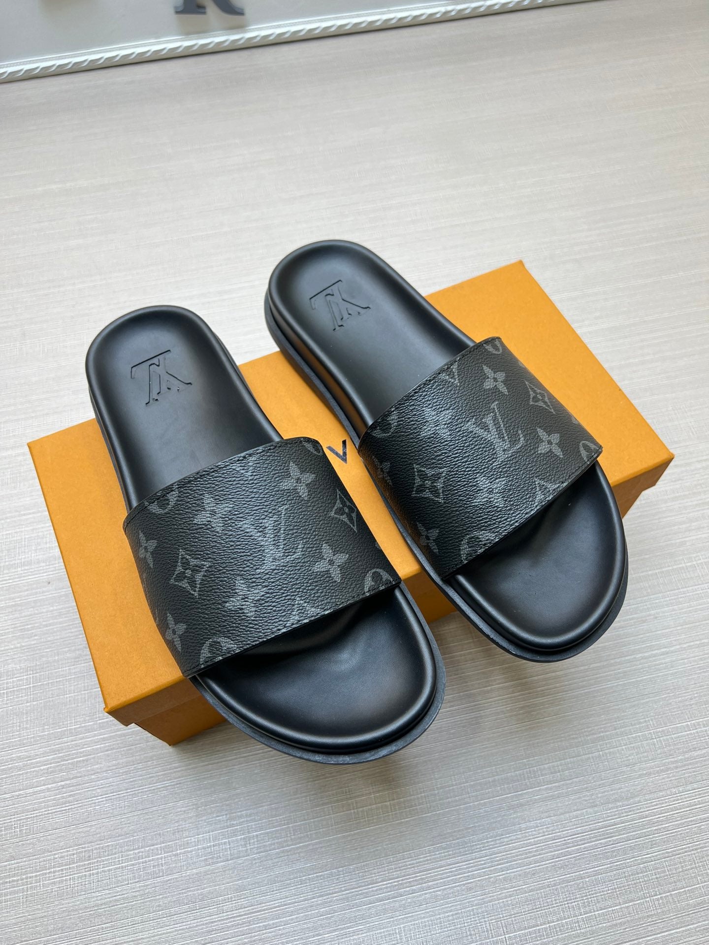 54E56ZDE Stylish slippers