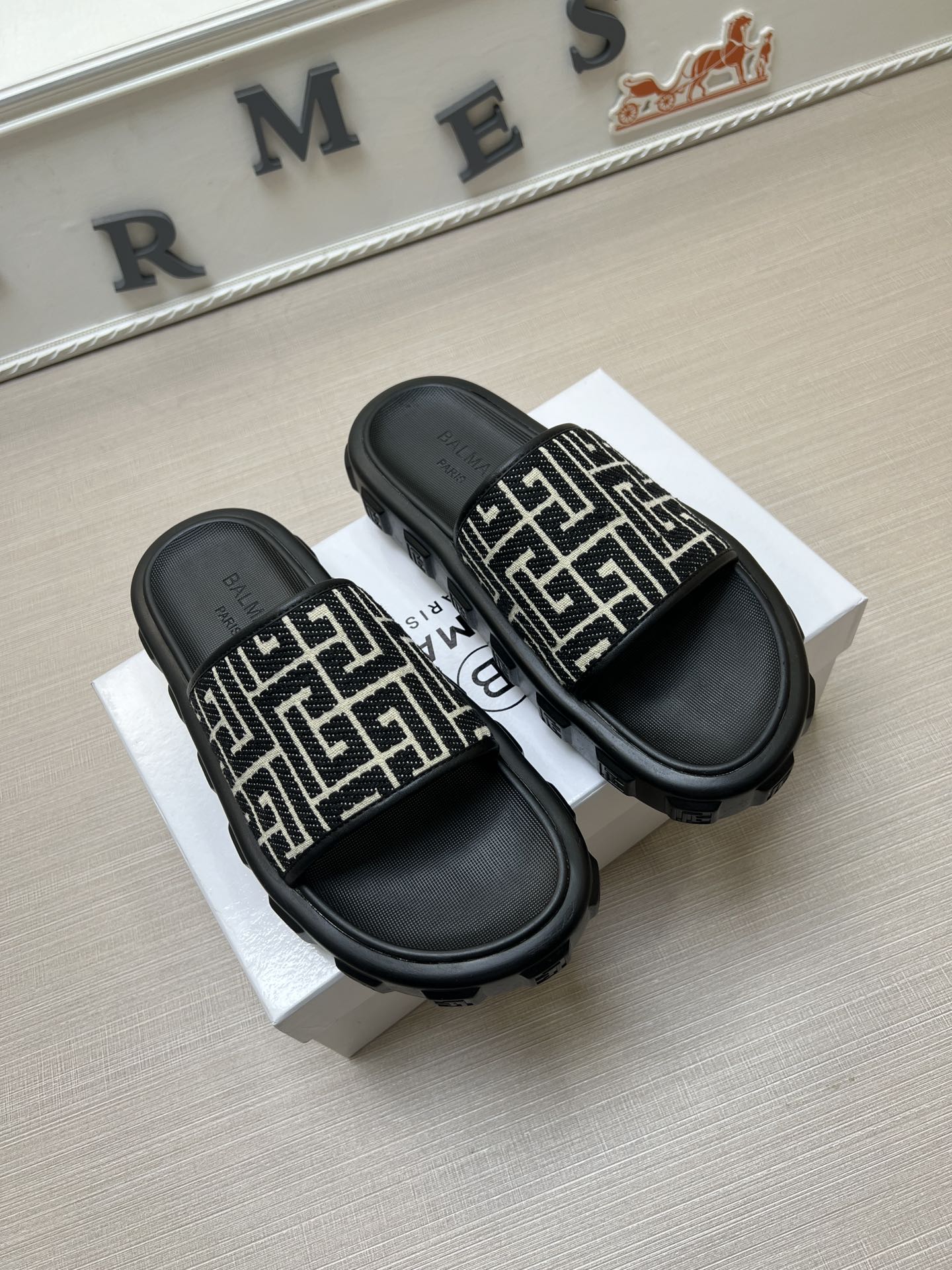 54A110ZDE Stylish slippers