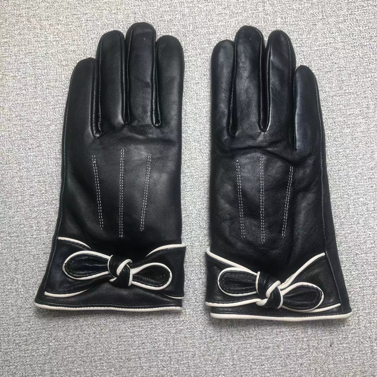 24C76SDE Stylish gloves