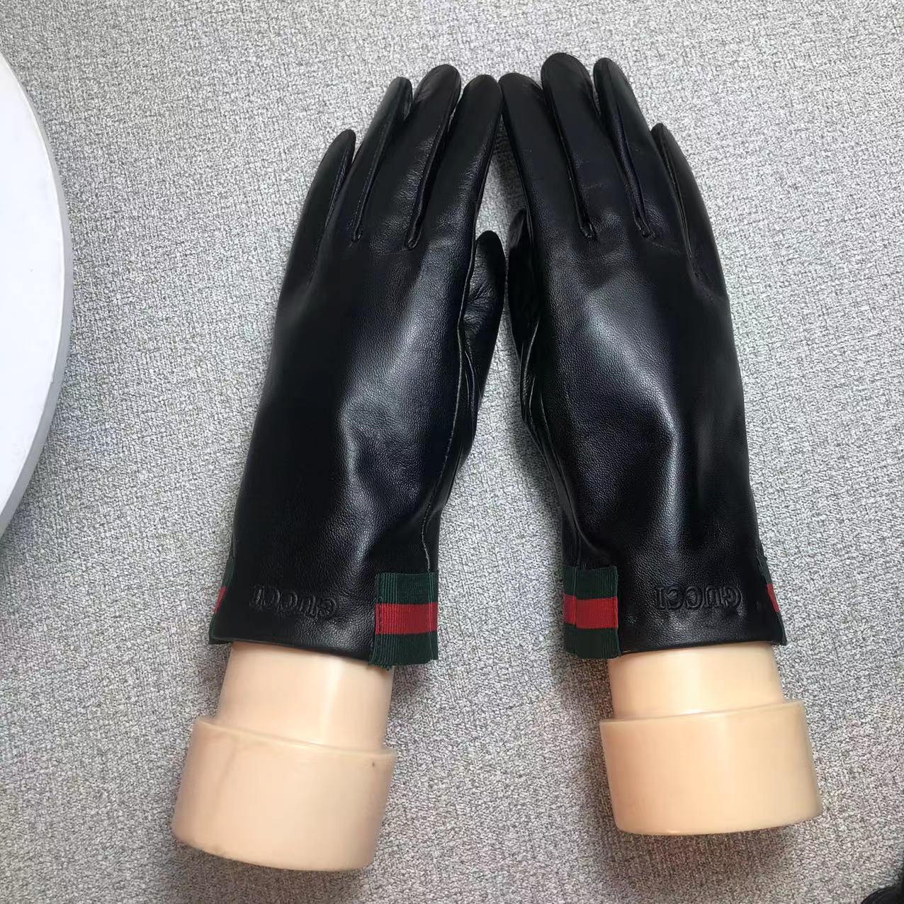 24B94SDE Stylish gloves