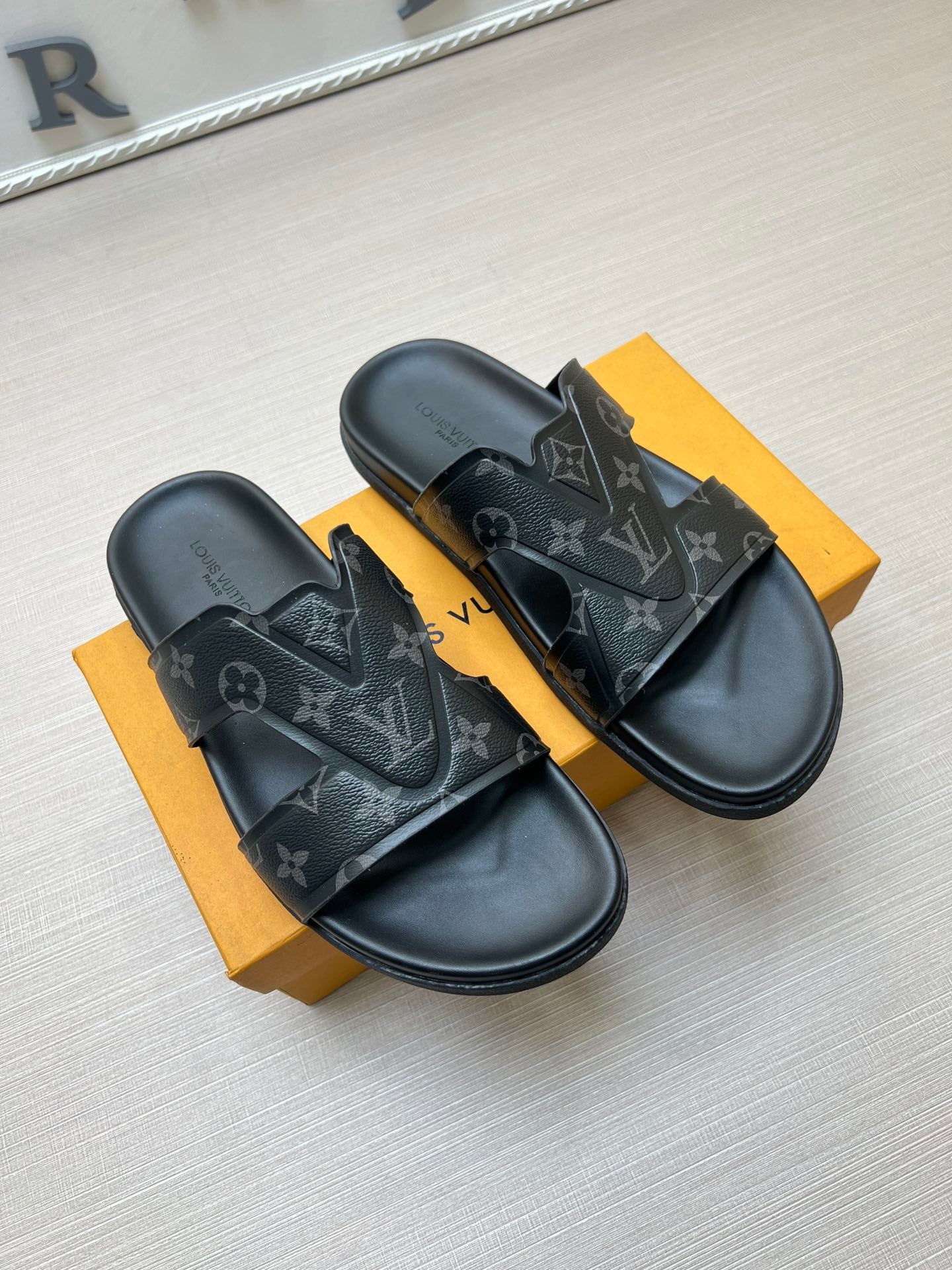 54E111ZDE Stylish slippers