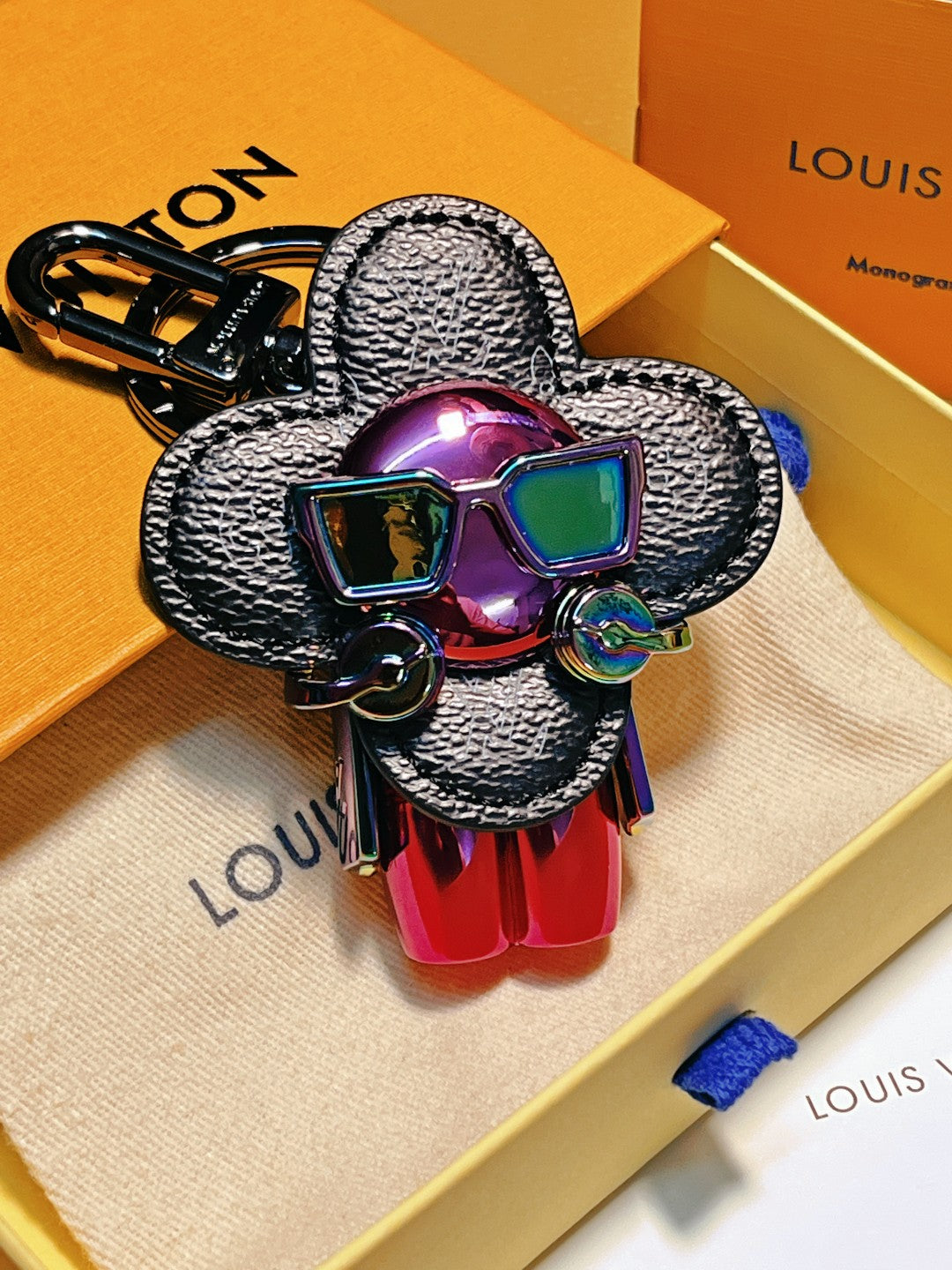 14E35ADE Stylish key closure