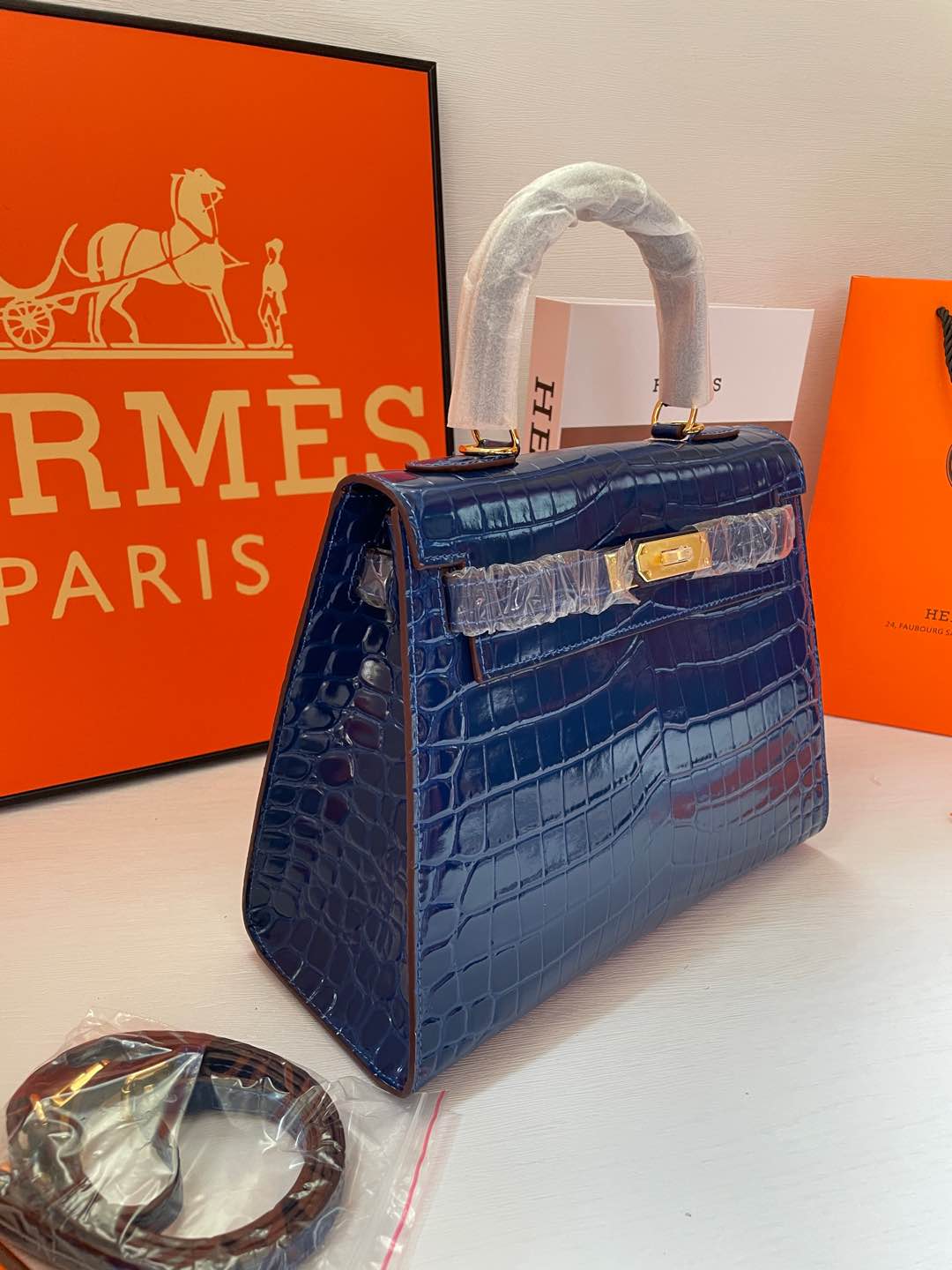 2WH28BDE Stylish leather bag