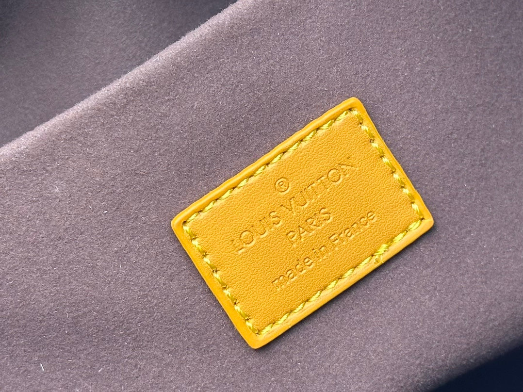 1XE56BDE Stylish leather bag