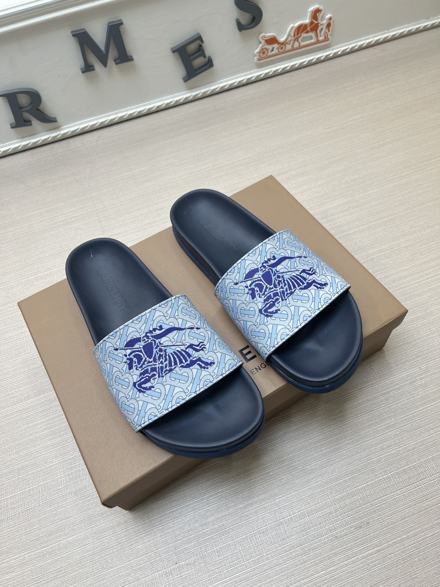 54R119ZDE Stylish slippers
