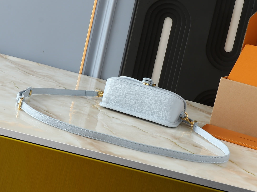 15XE3BDE Stylish leather bag