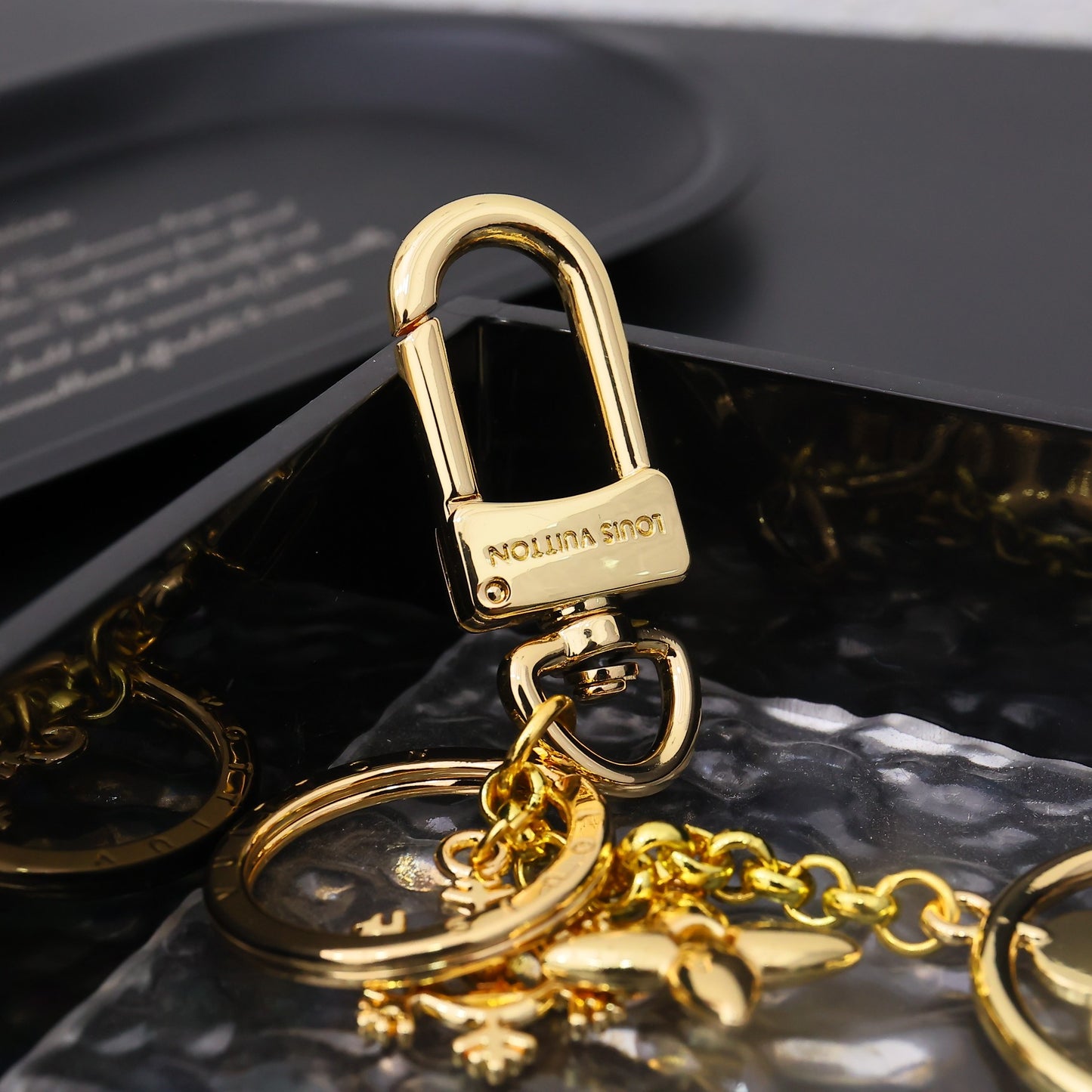 14E93ADE Stylish key closure