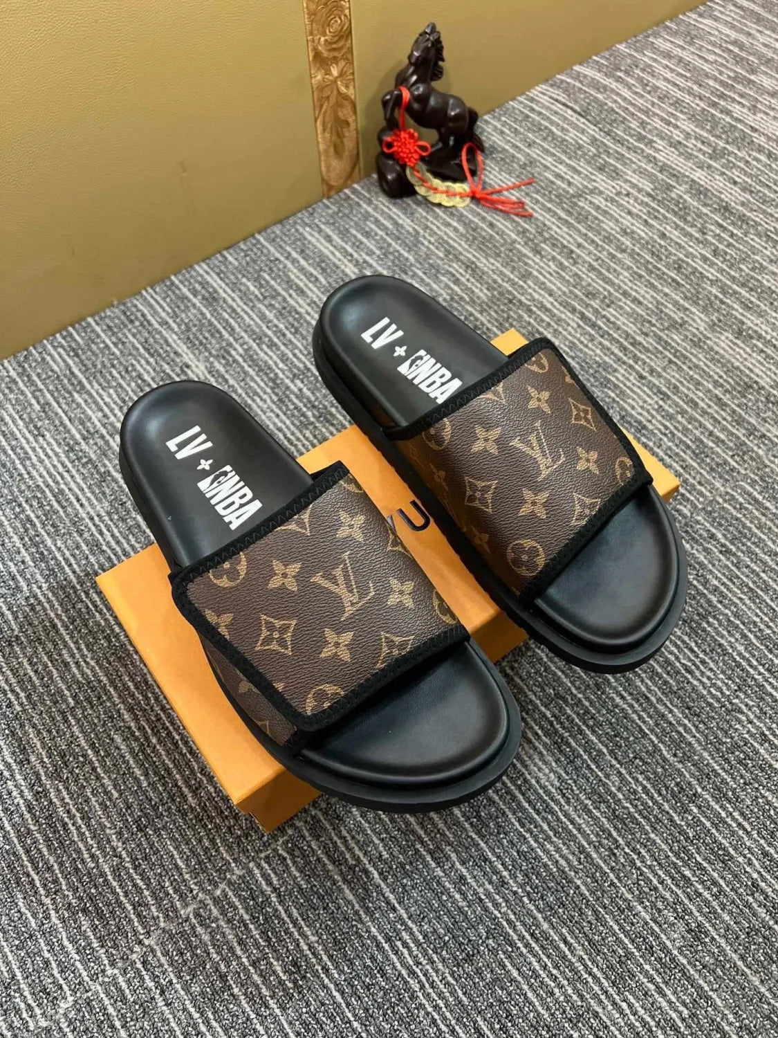 5YE47ZDE Stylish Slippers