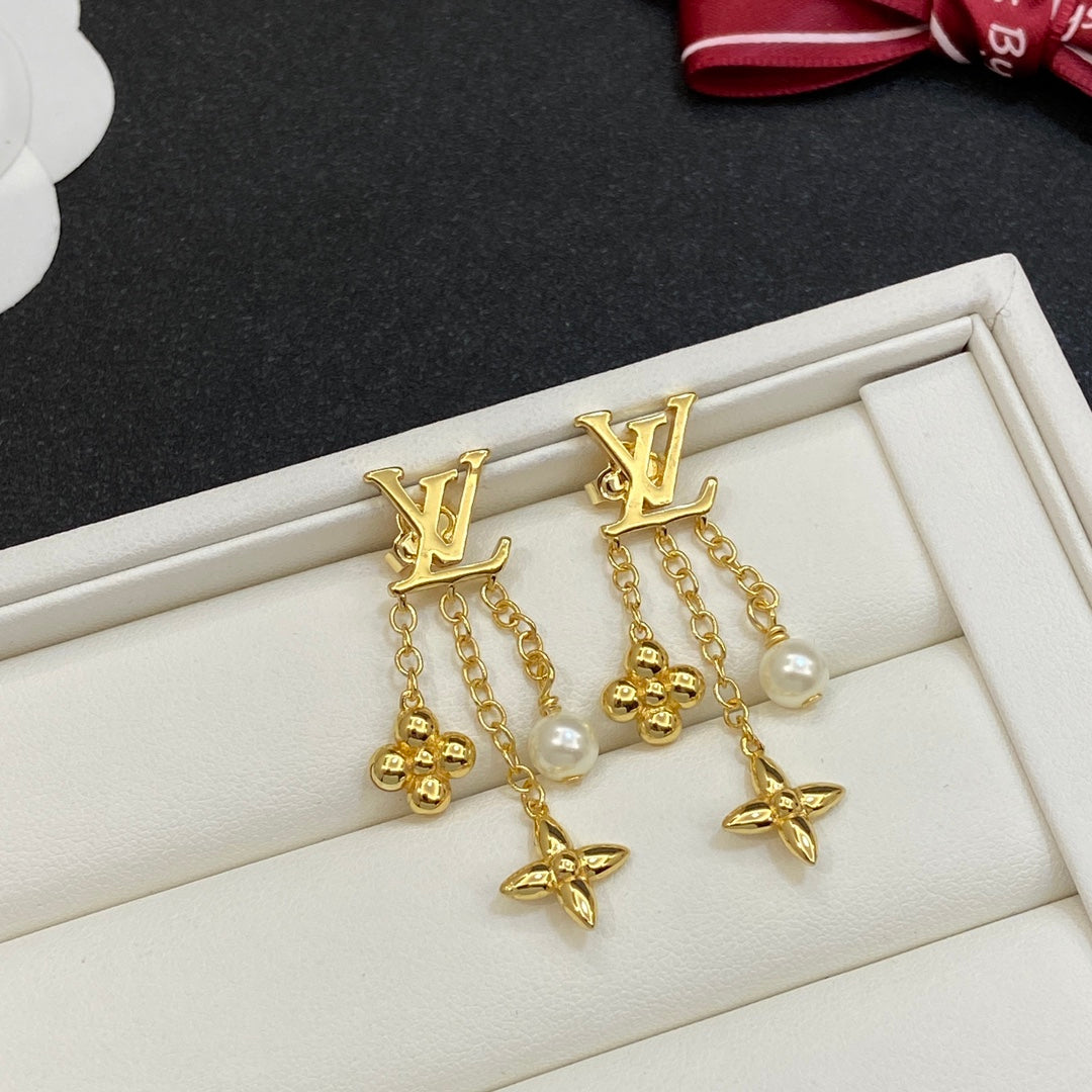 14E450EDE Stylish Earrings