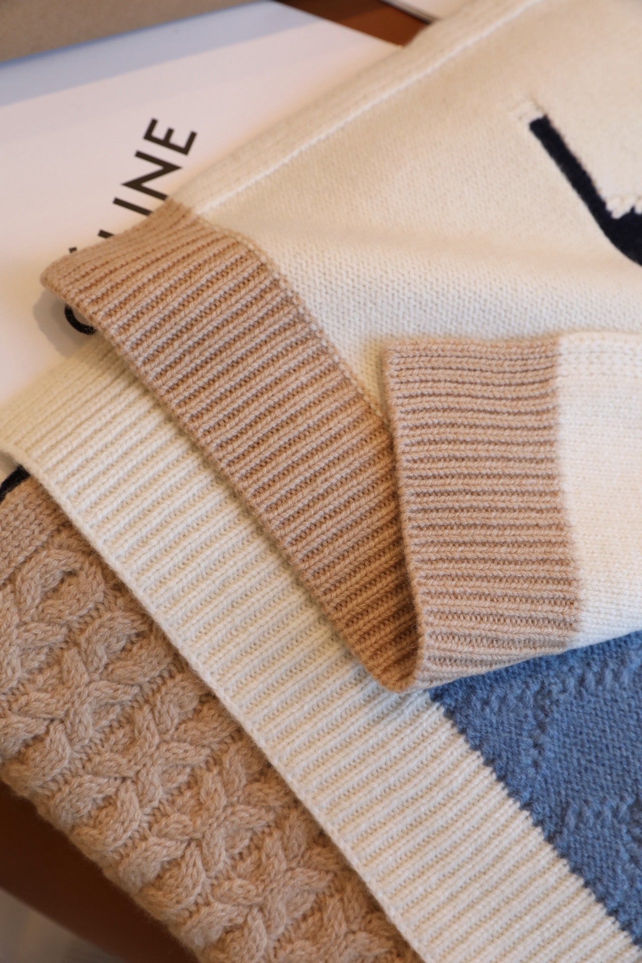 185ZE22WDE Stylish Winter Scarves