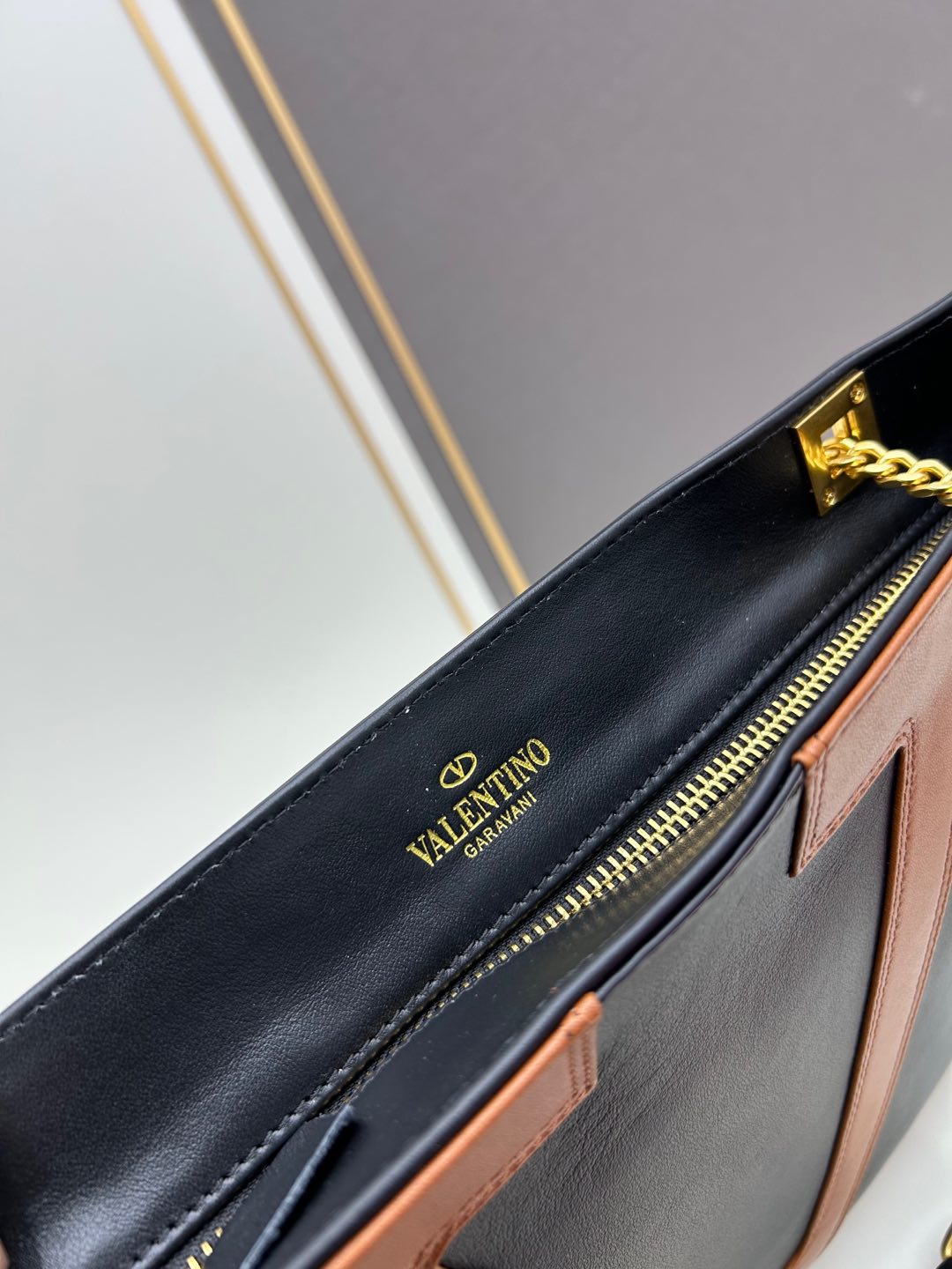 2WVL47BDE Stylish leather bag