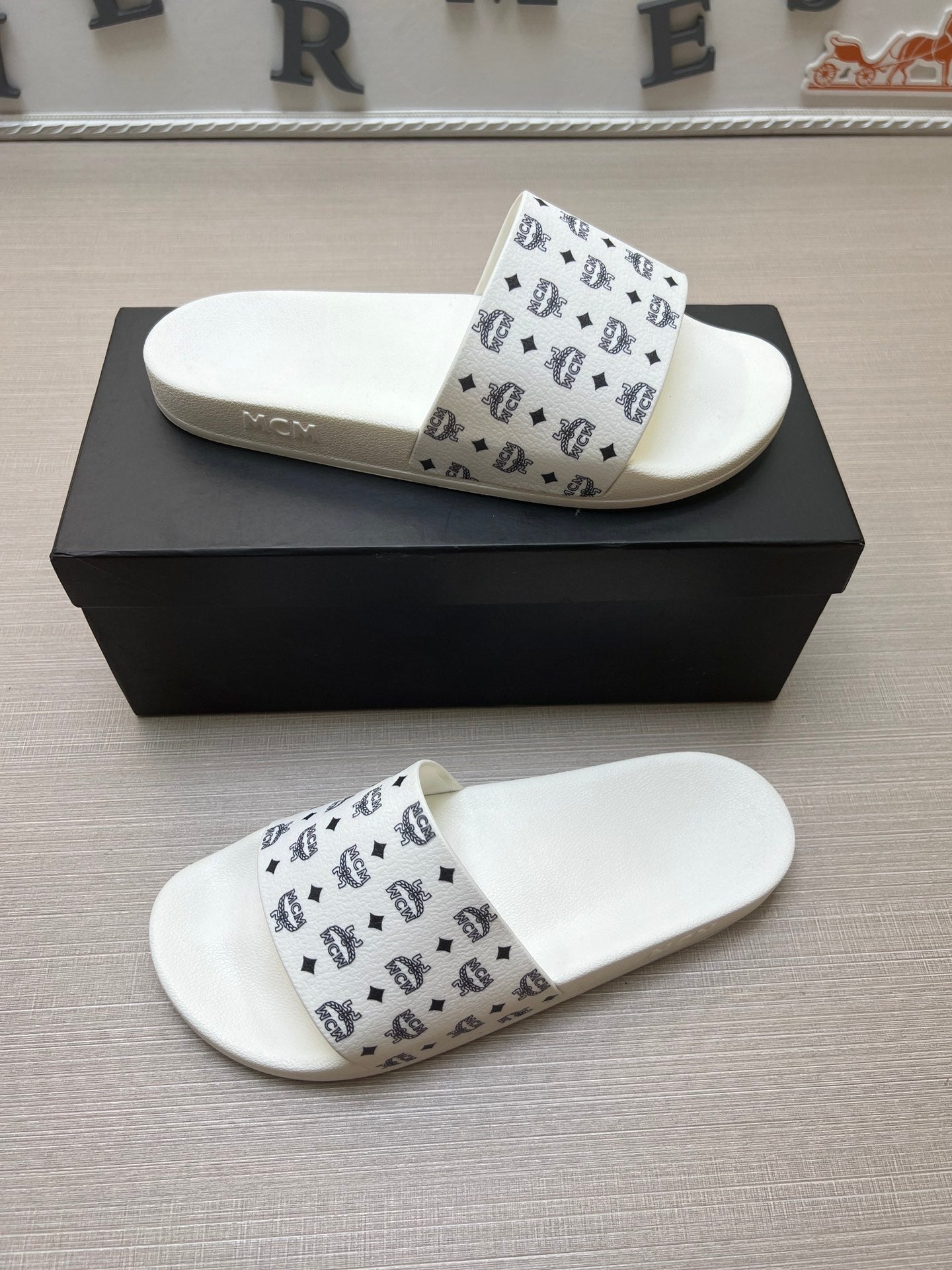 54M46ZDE Stylish slippers
