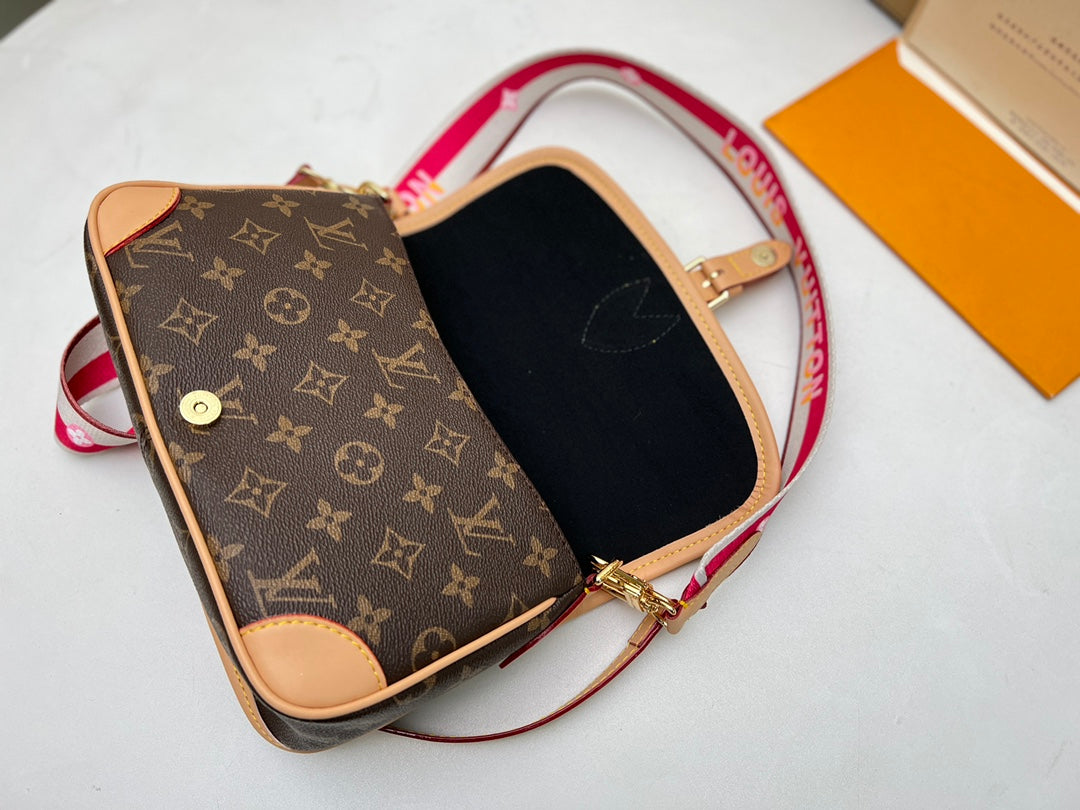 2XE028BDE Stylish leather bag 