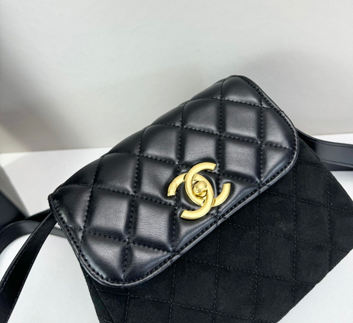 15RC63BDE Stylish leather bag