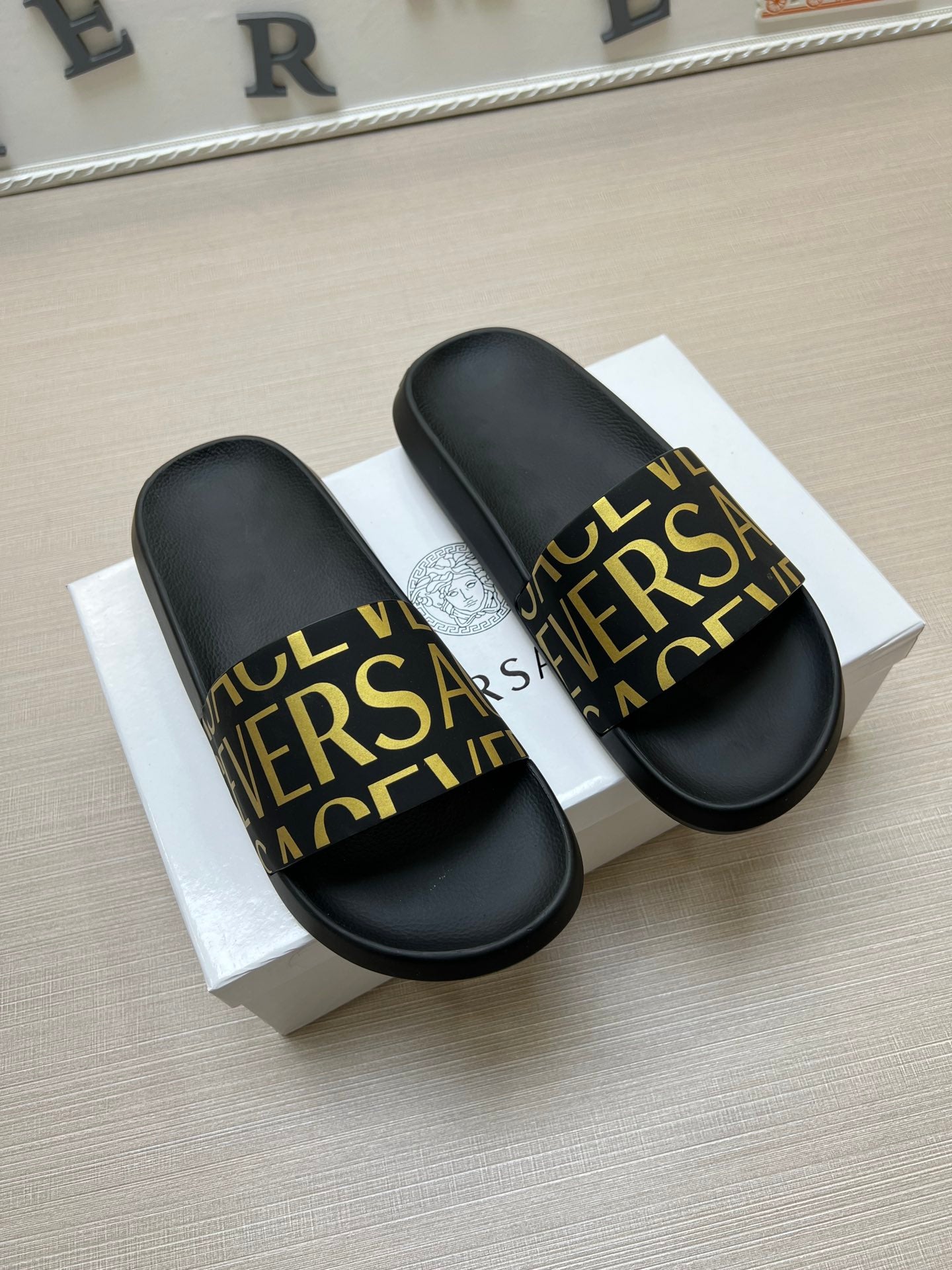 54V108ZDE Stylish slippers