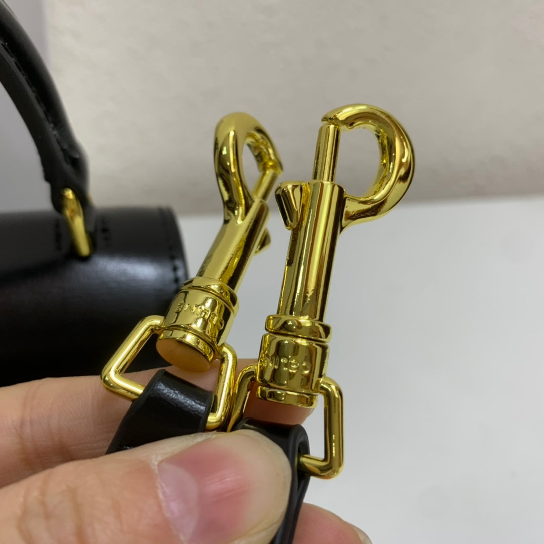 1XCL40BDE Stylish leather bag 