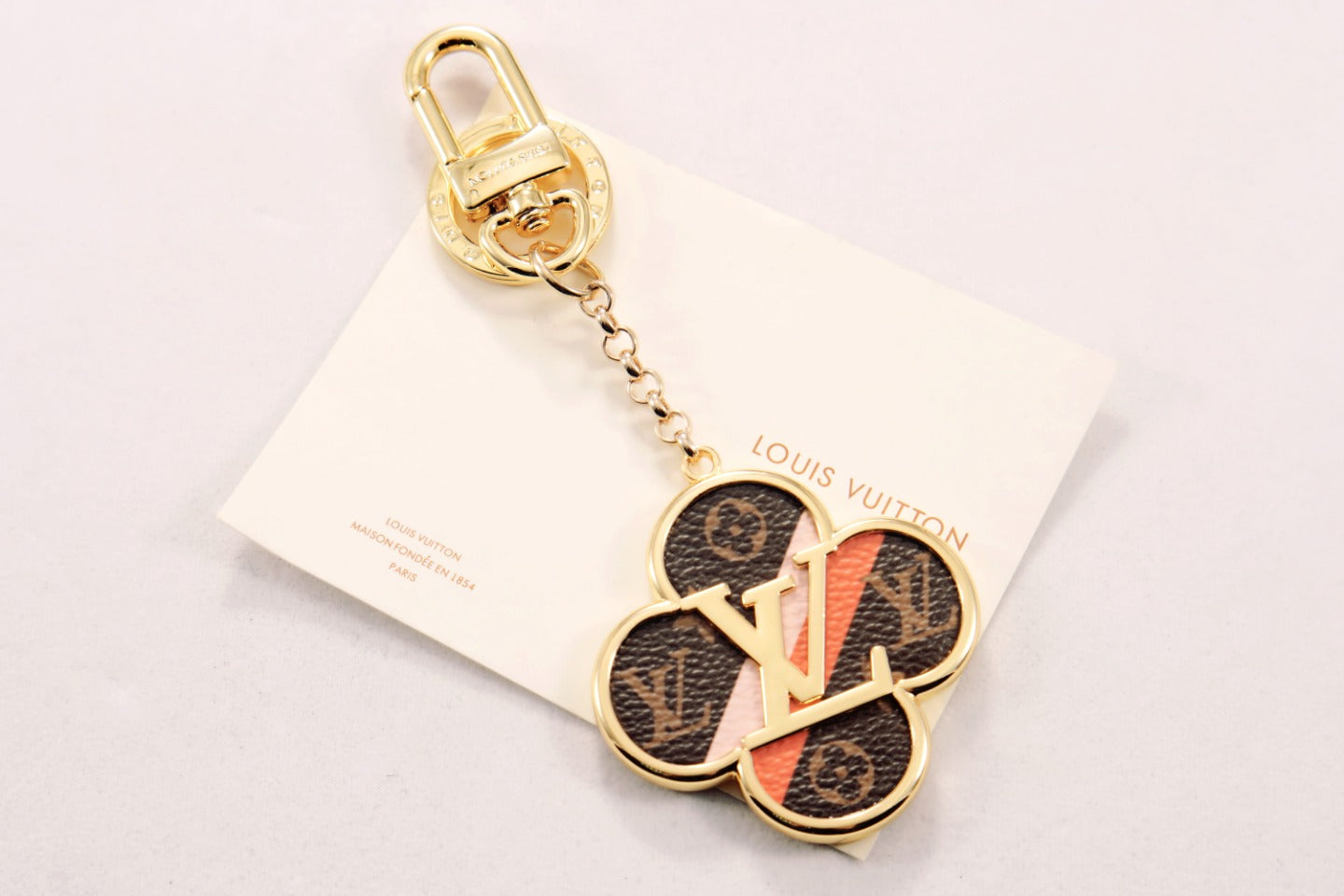 3RE19ADE Stylish key closure