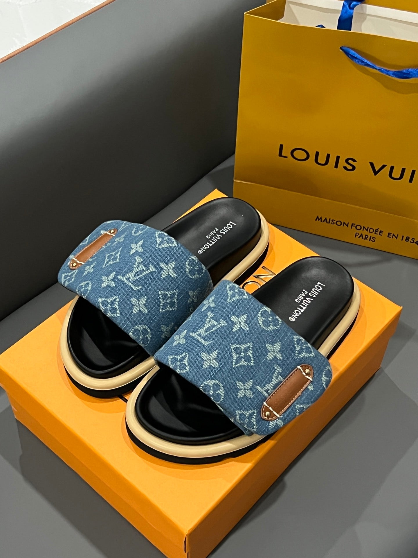 14E73ZDE Stylish Slippers