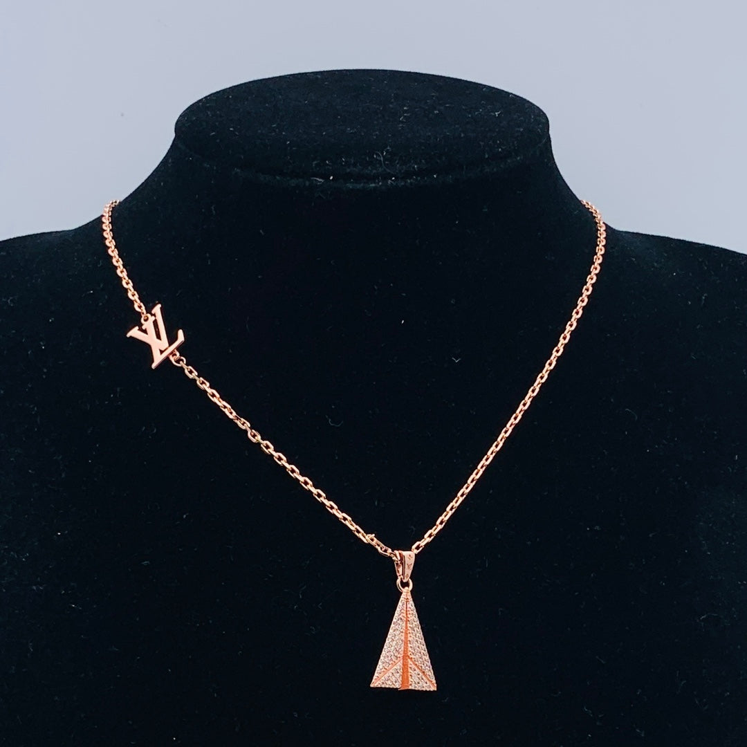 84E104XDE Stylish Necklaces