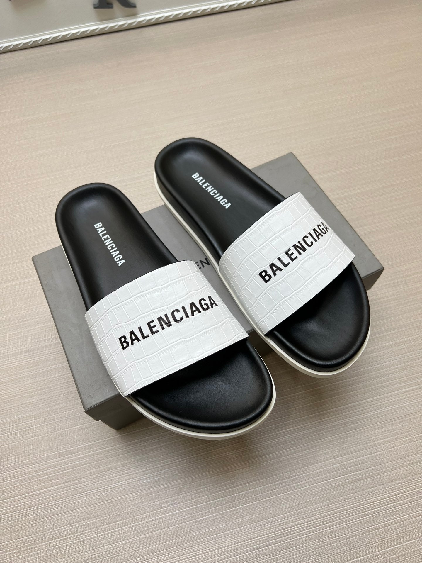 54J99ZDE Stylish slippers