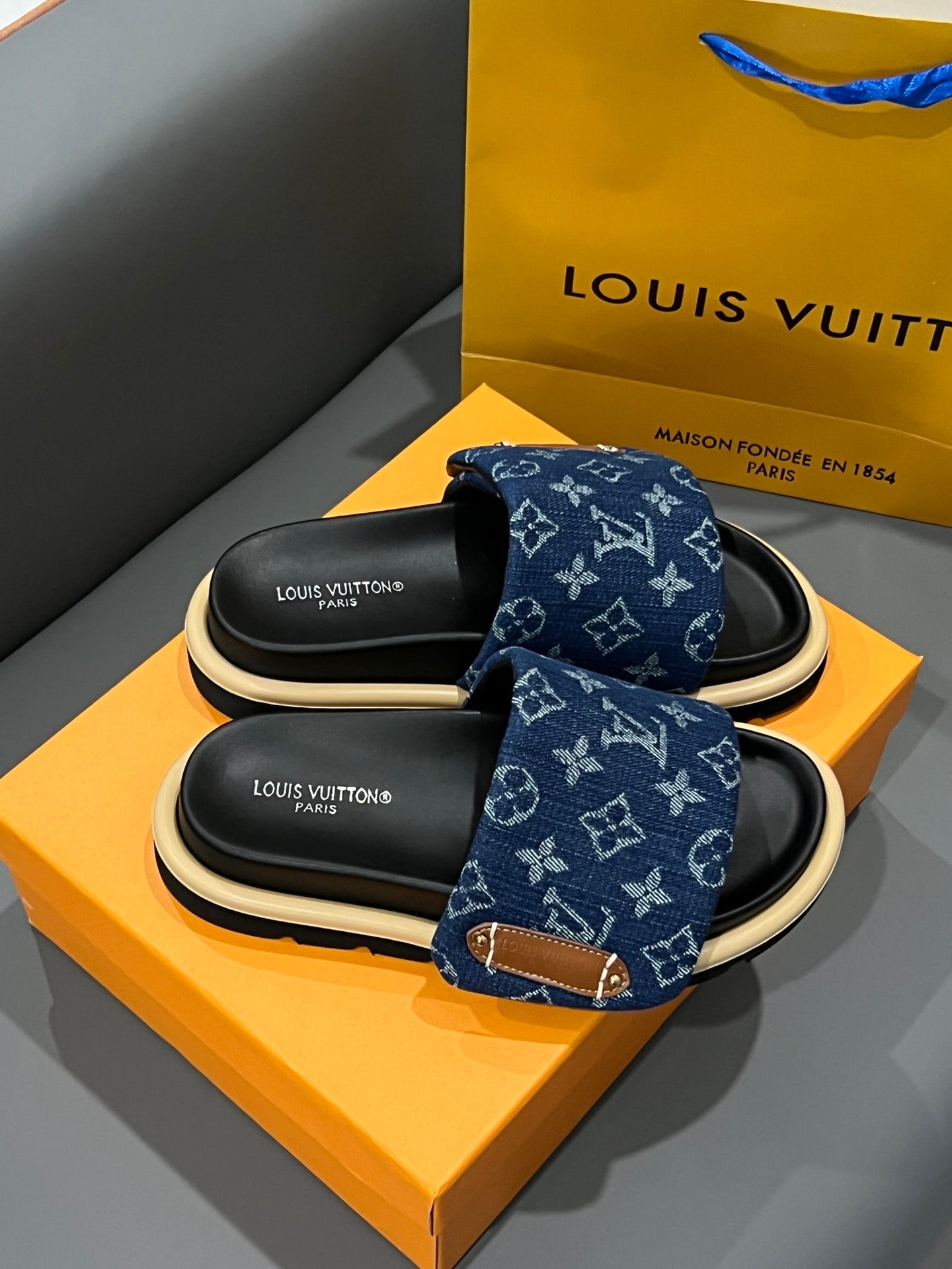 14E73ZDE Stylish Slippers