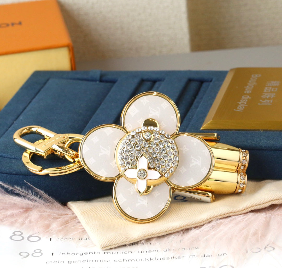 14E64ADE Stylish key closure