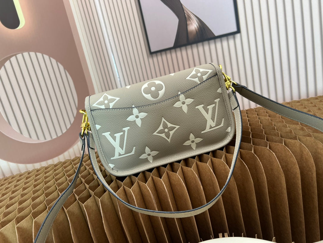 2XE028BDE Stylish leather bag 