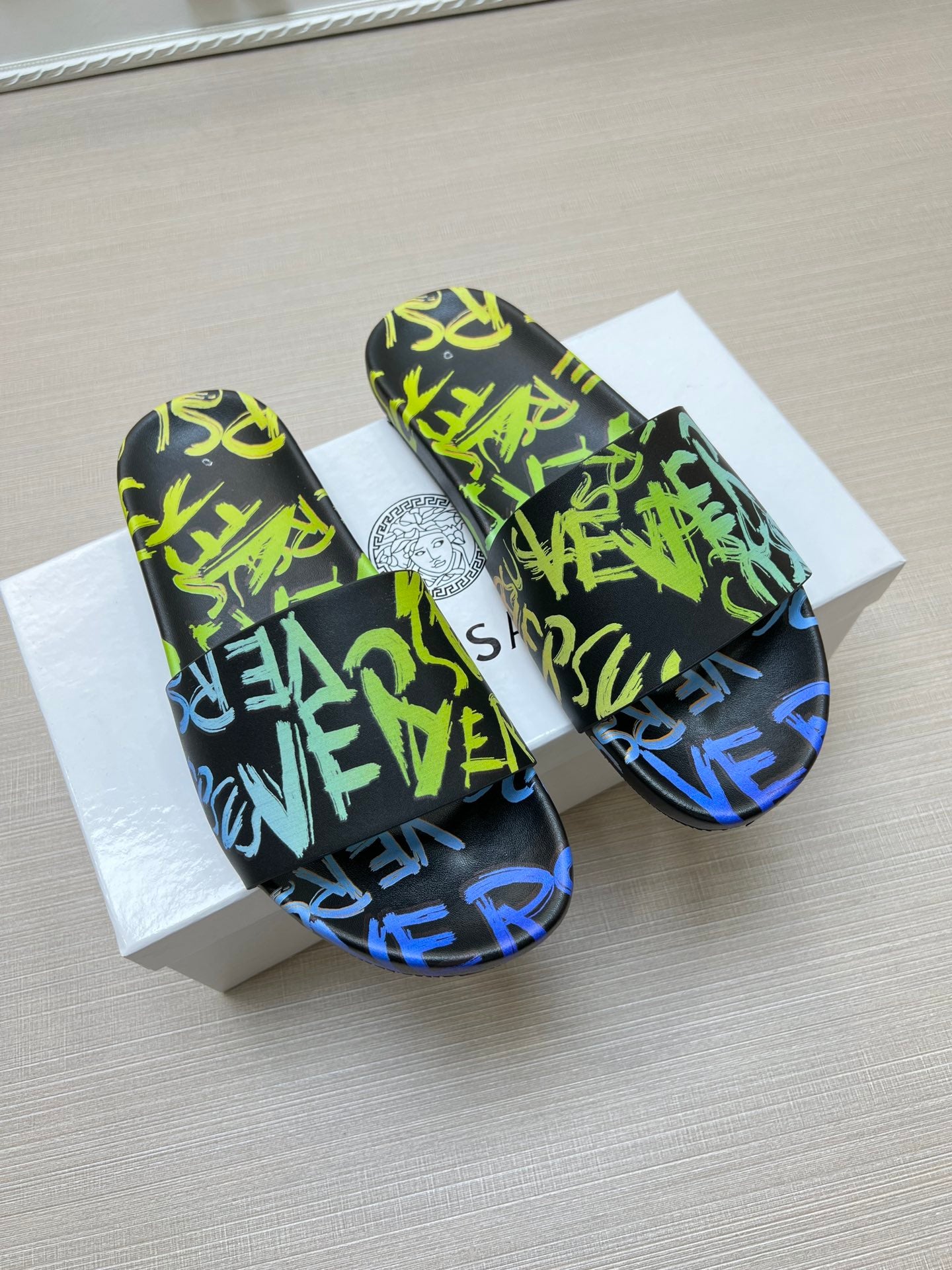 54V94ZDE Stylish slippers