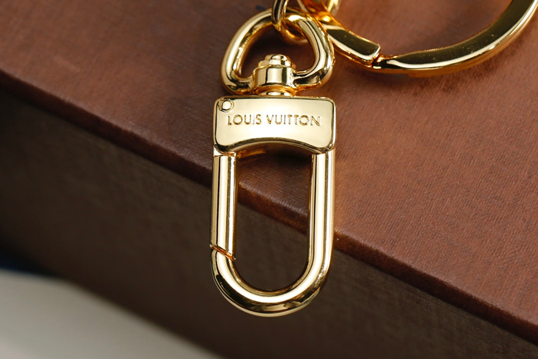 3RE28ADE Stylish key closure
