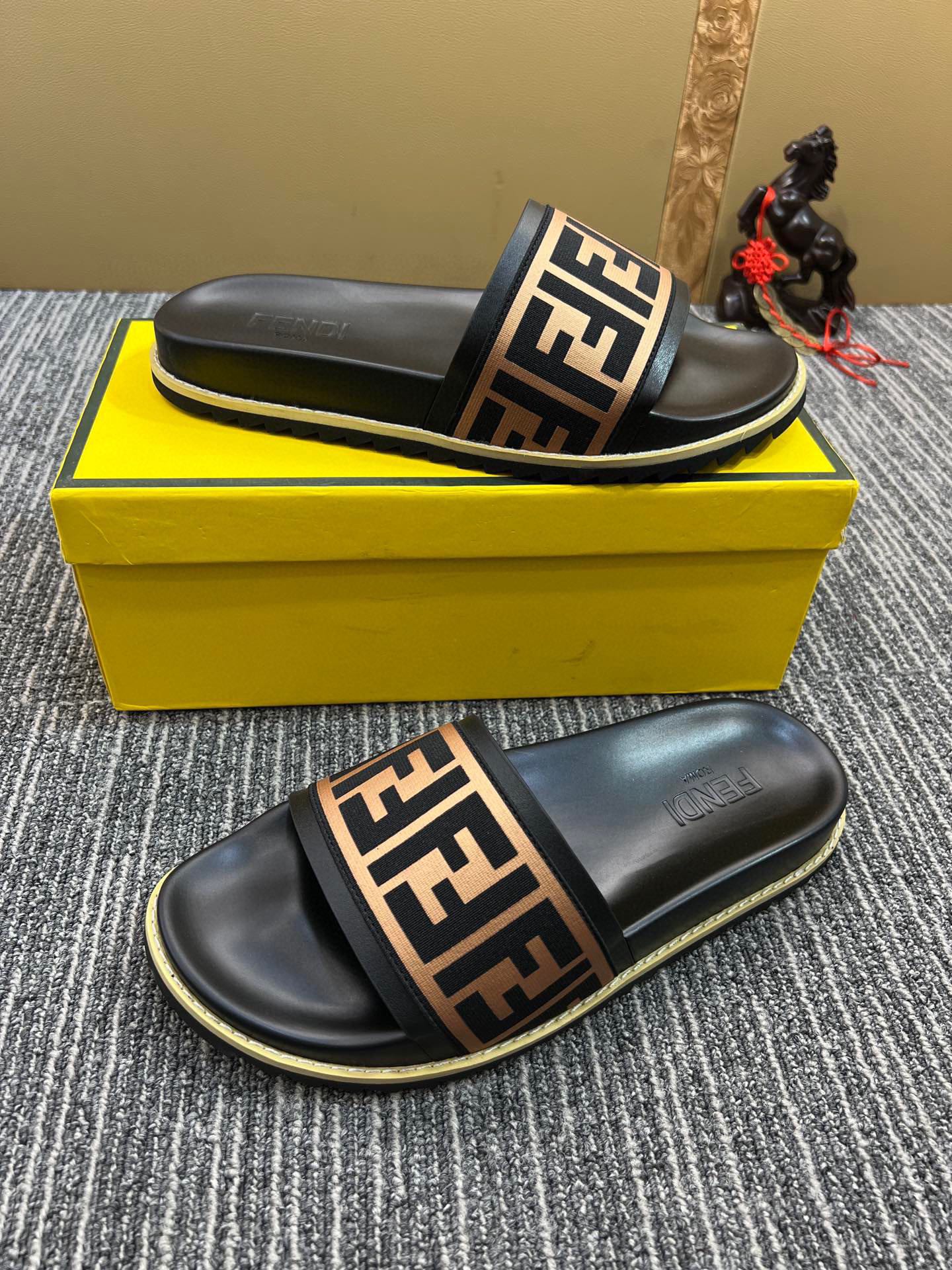 5YF111ZDE Stylish Slippers