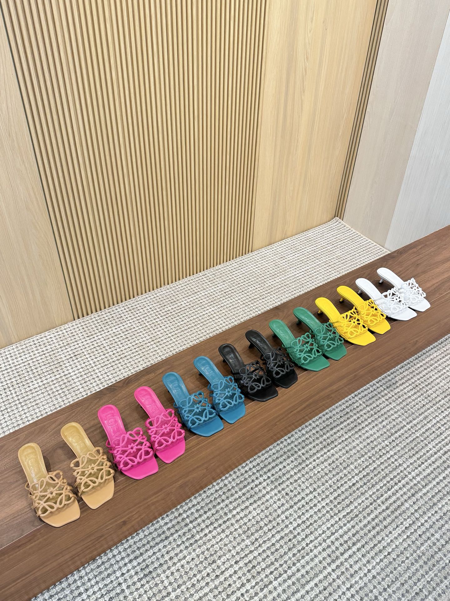 255QA33ZDE Stylish leather Slippers