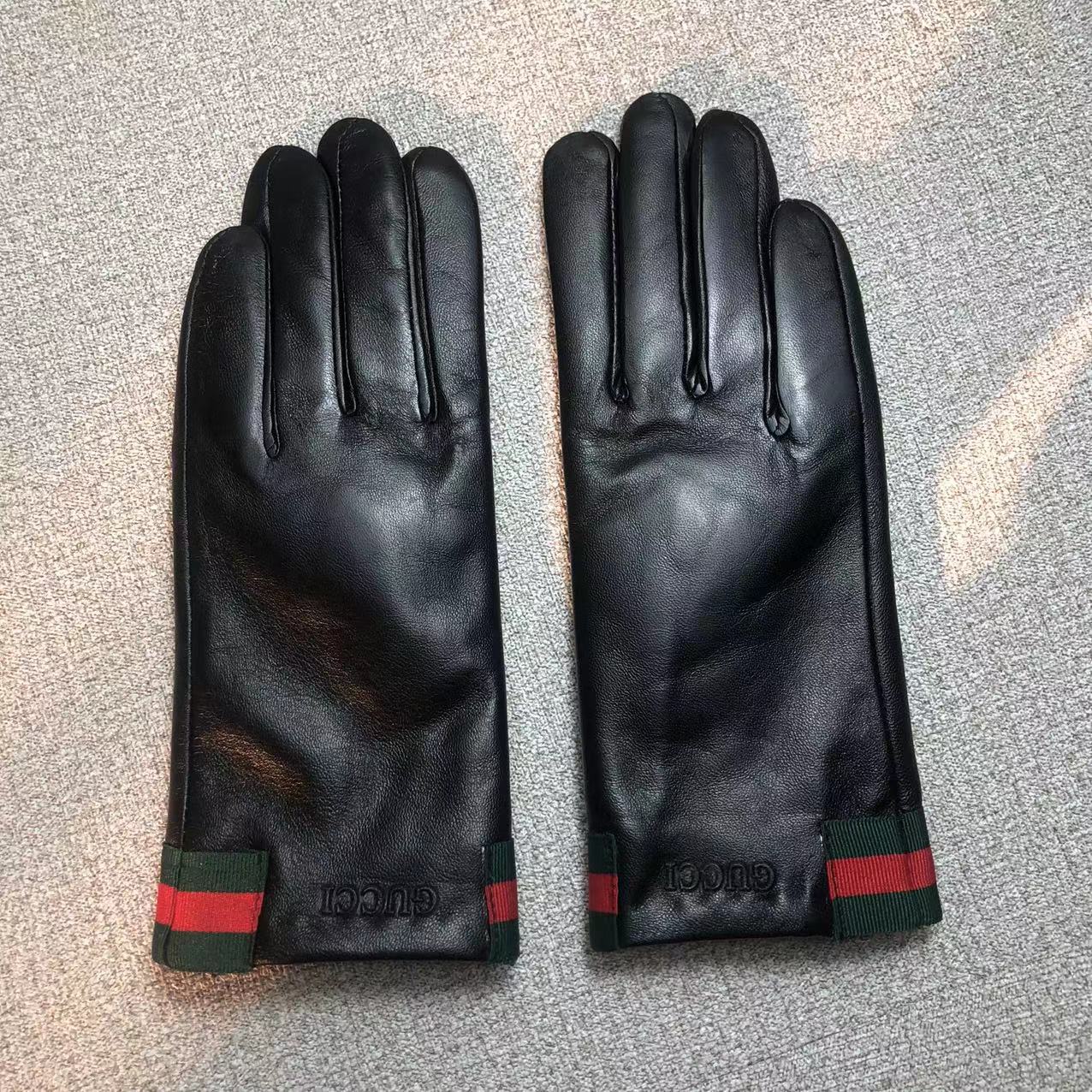 24B94SDE Stylish gloves