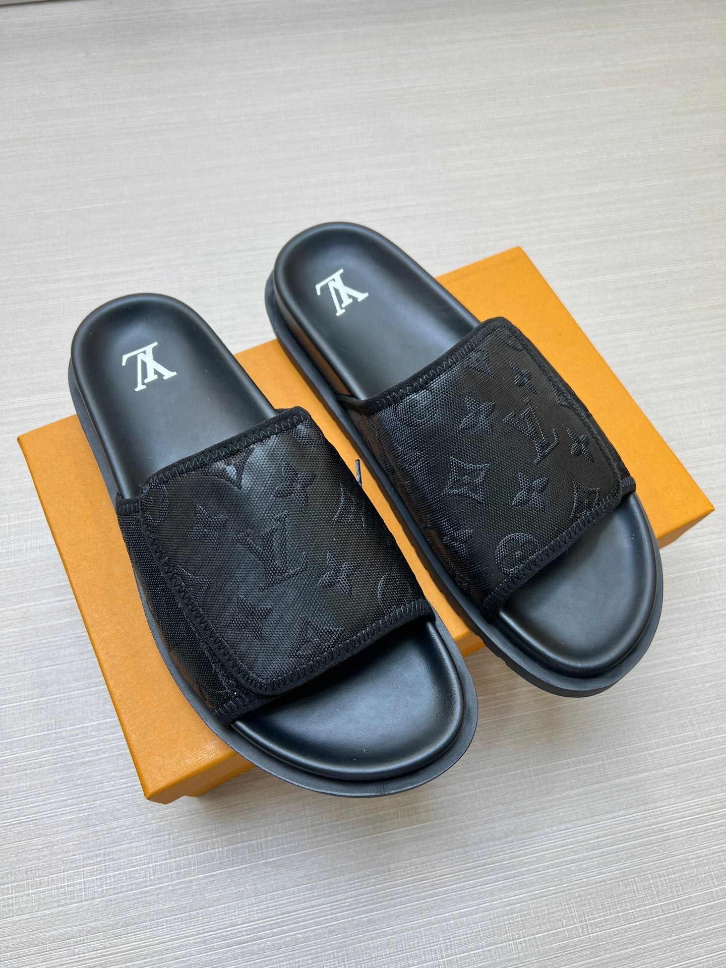 54E14ZDE Stylish slippers