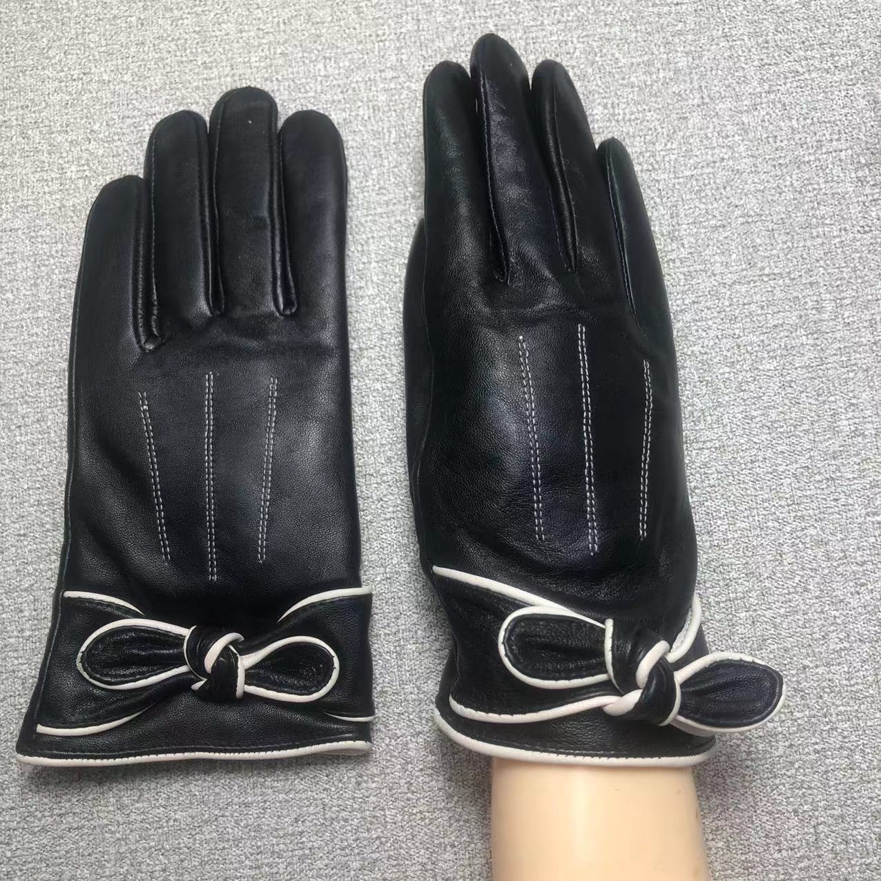 24C76SDE Stylish gloves