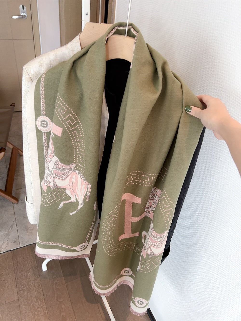 185ZH27WDE Stylish Winter Scarves