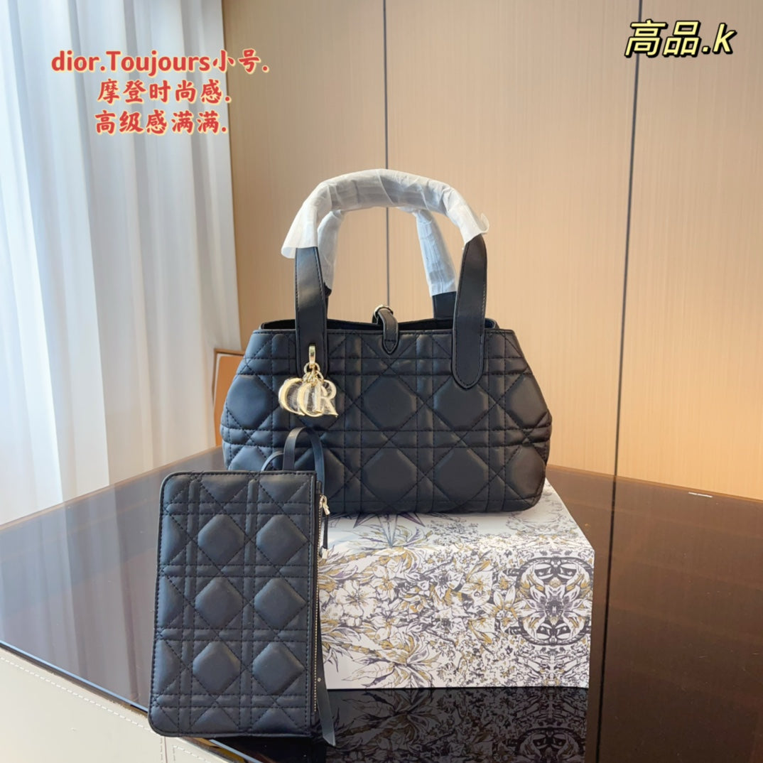 16XC107BDE Stylish leather bag 