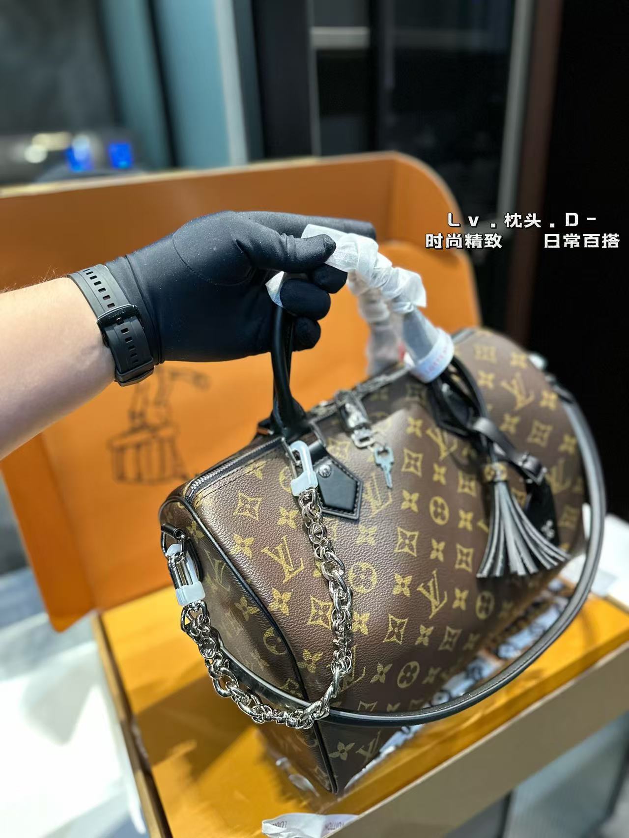 1WE22BDE Stylish leather bag