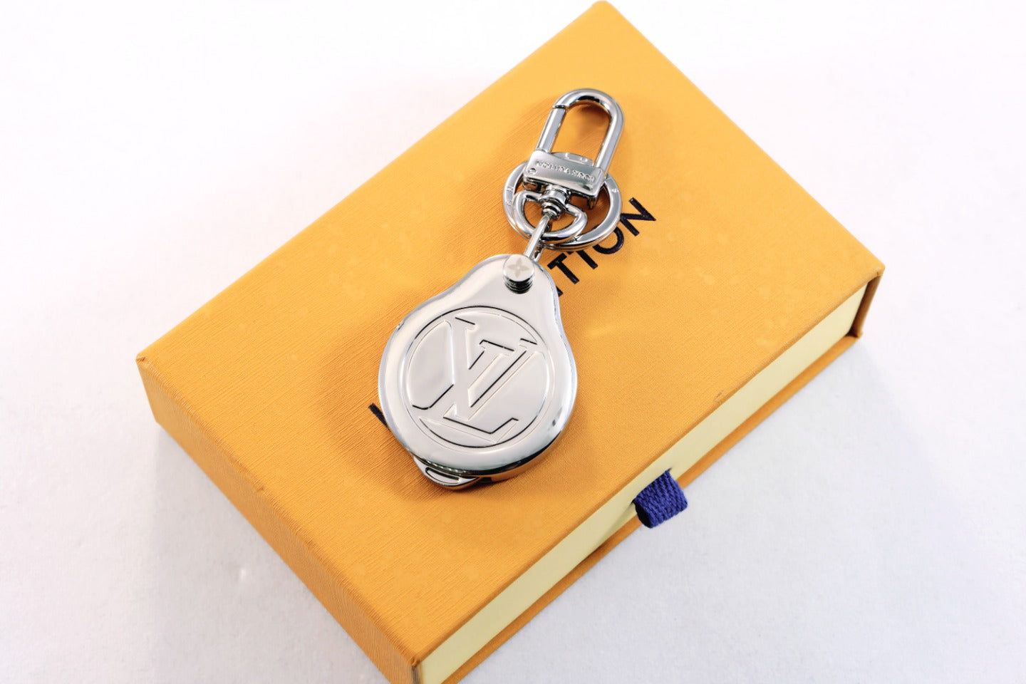 14E92ADE Stylish key closure
