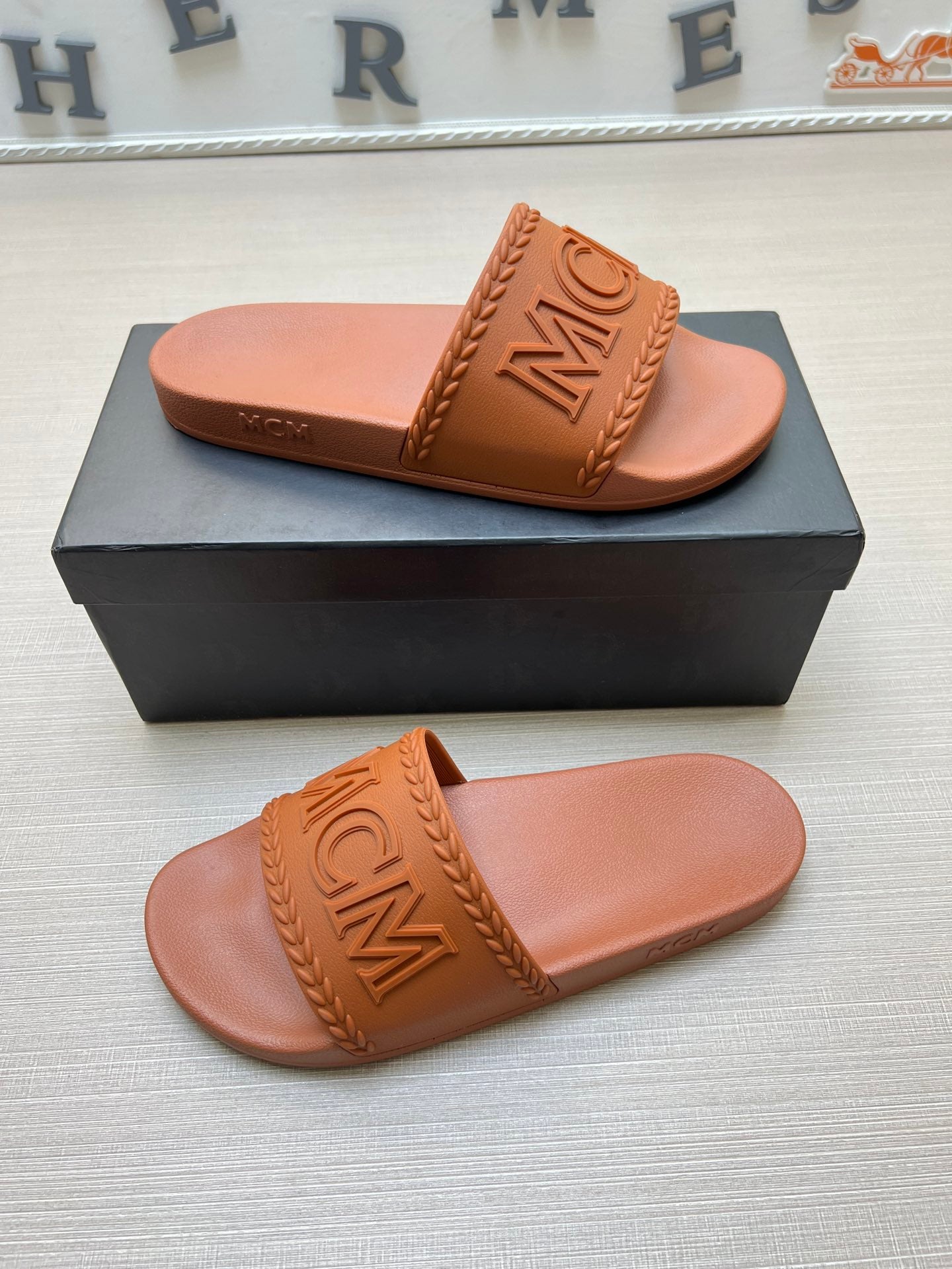 54M42ZDE Stylish slippers