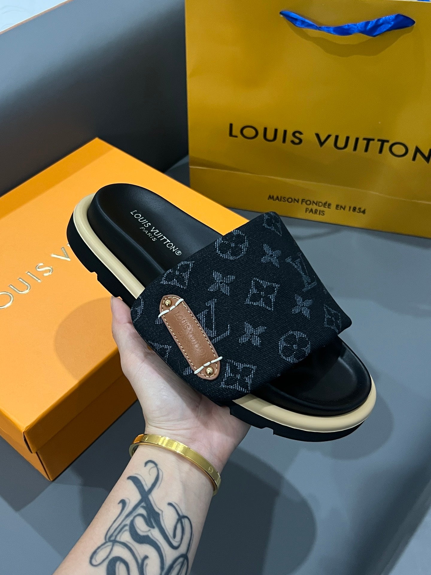 14E73ZDE Stylish Slippers