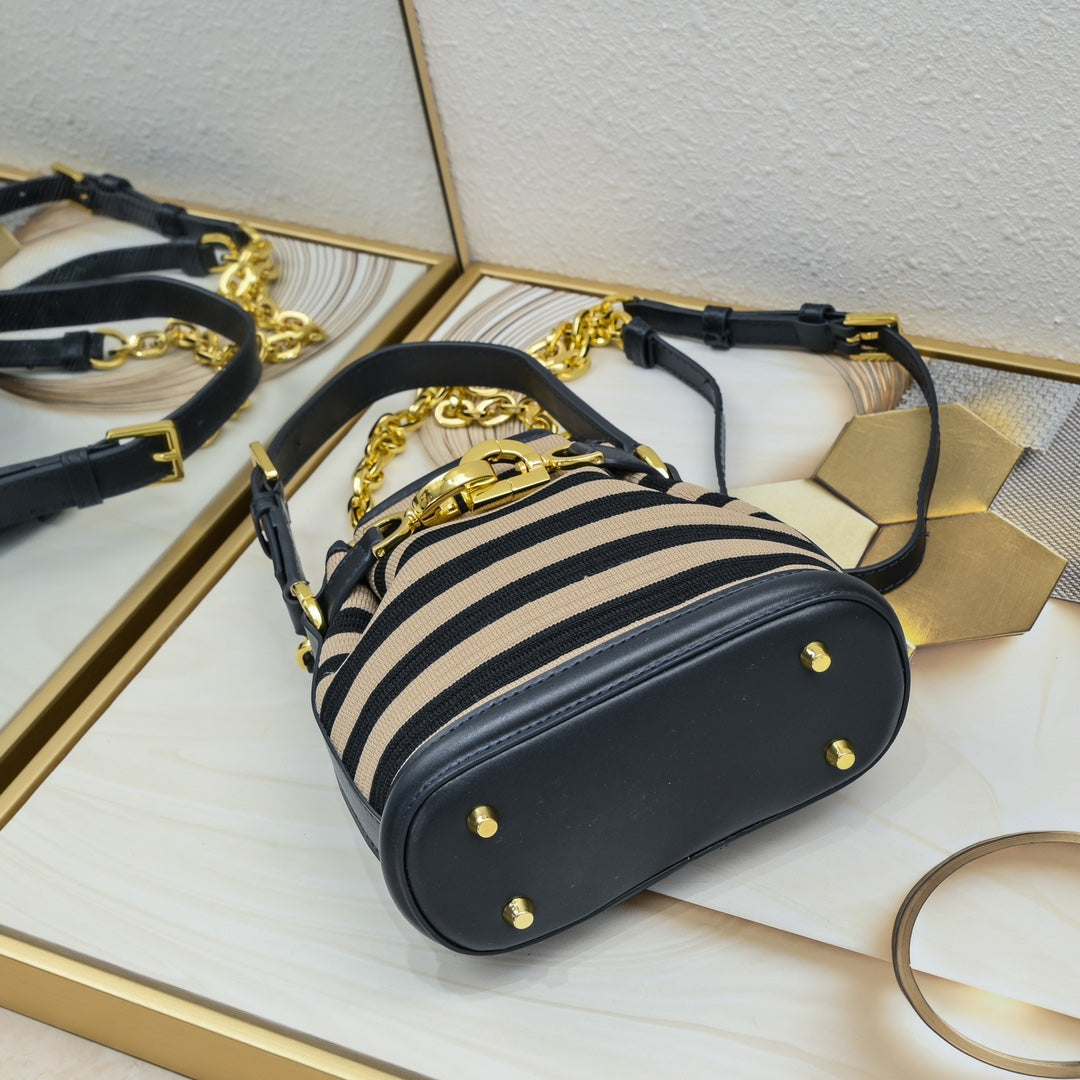 2XD370BDE Stylish leather bag 