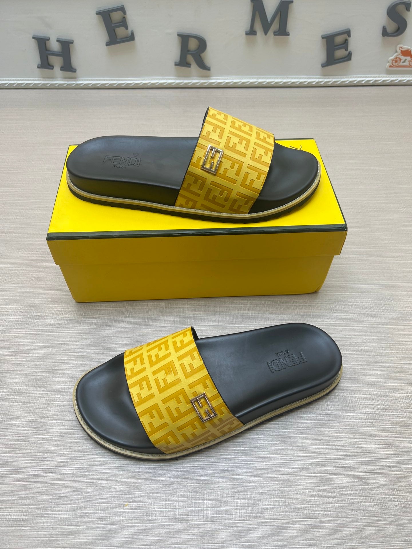 54F121ZDE Stylish slippers