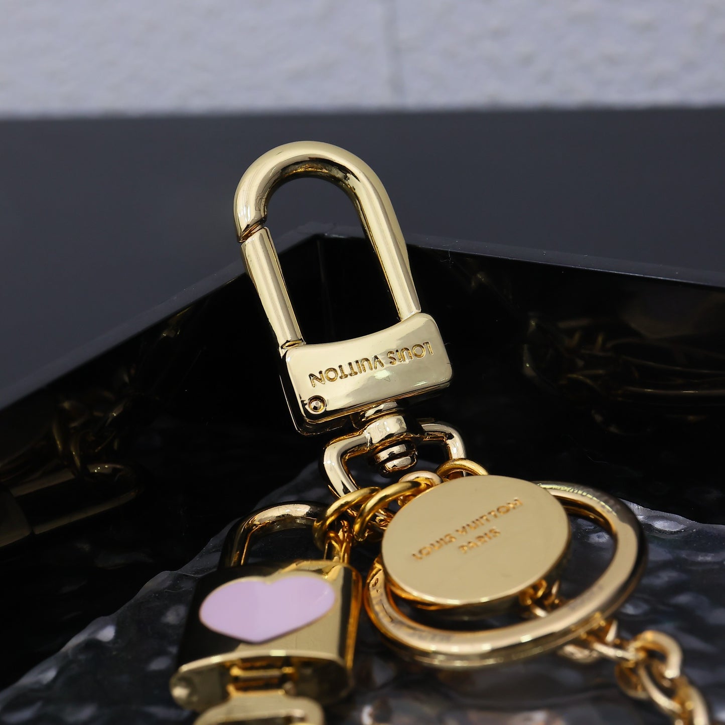 14E18ADE Stylish key closure