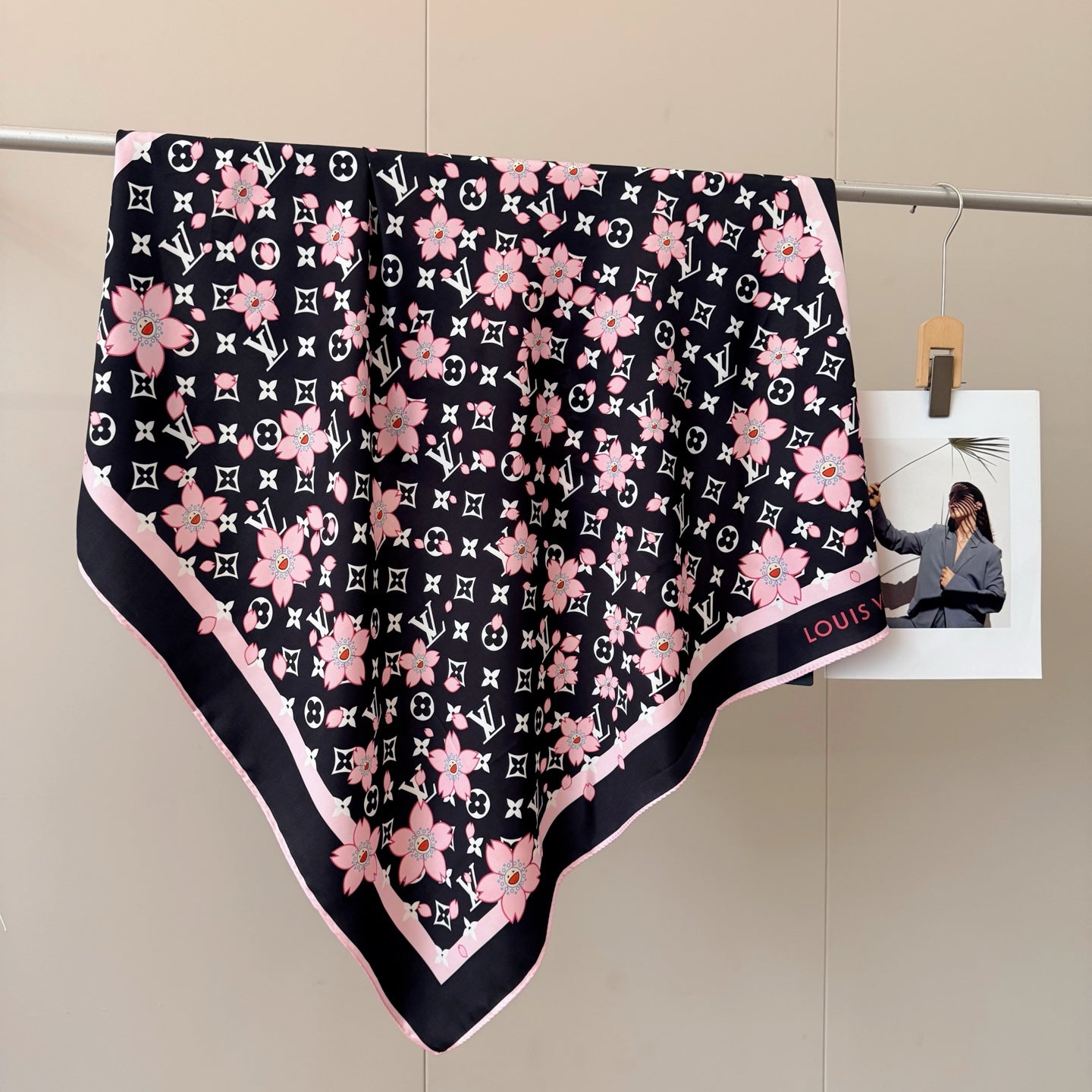 165NE99WDE Stylish Silk Scarve