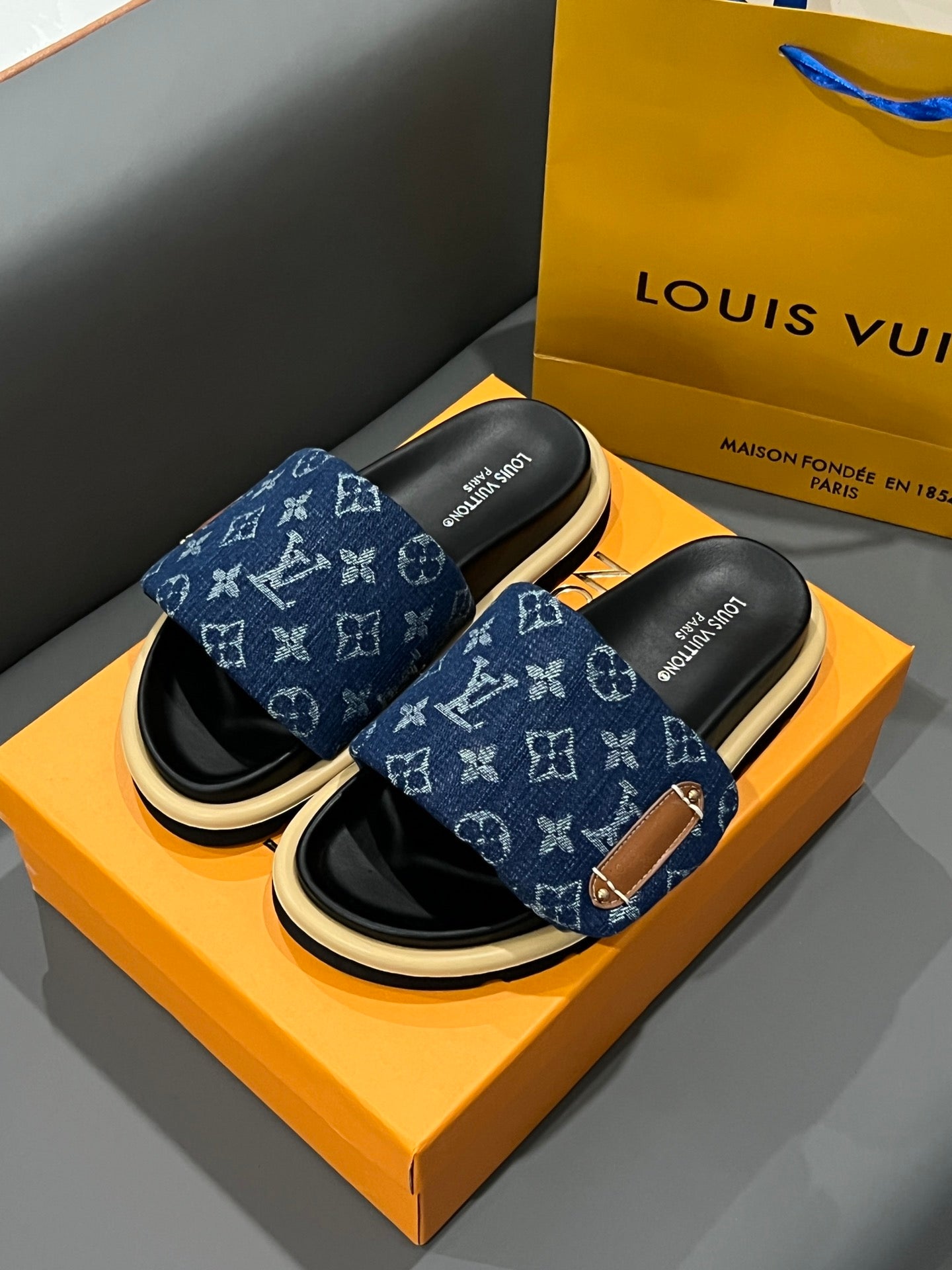 14E73ZDE Stylish Slippers